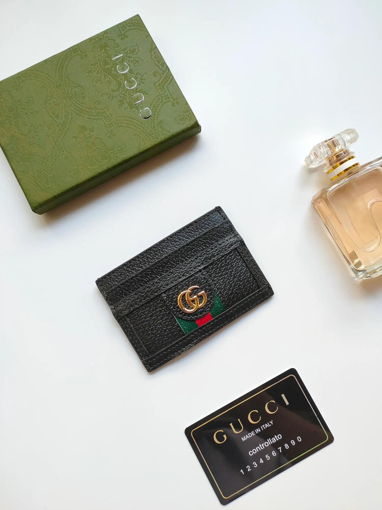 ￥90 💰GUCCI ‼ Model 523159🥇Card holder 🐂Made of imported iconic metal and wild boar effect calfskin with striped webbing👏🏻Thick to the touch,‼ The printing pattern is clear and distinct😍Color: black leather. Size:w10×h7cm.