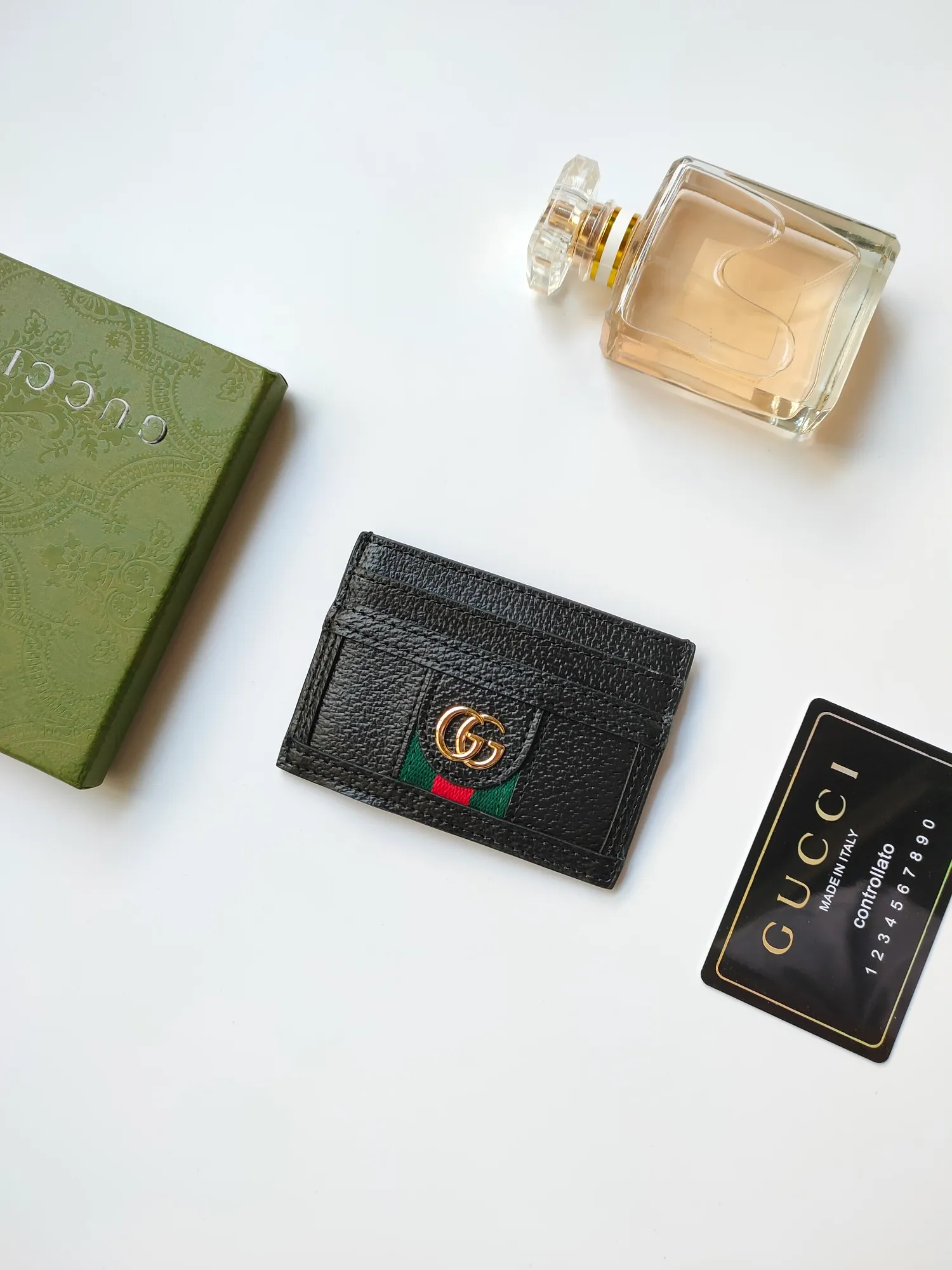 ￥90 💰GUCCI ‼ Model 523159🥇Card holder 🐂Made of imported iconic metal and wild boar effect calfskin with striped webbing👏🏻Thick to the touch,‼ The printing pattern is clear and distinct😍Color: black leather. Size:w10×h7cm.