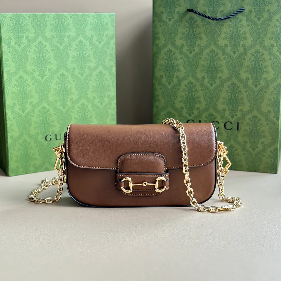 Actual shot #💰280 Style number: 735178 brown leather Size: 24✖️13.5✖️7.5cm Gucci Horsebit 1955 baguette Xiaohongshu’s new backpack has 2 shoulder straps, can be carried in the hand, cross-body, or under the armpit. It is flatter and longer than the regular 1955 saddle bag. The chain is very textured. It is perfect for taking pictures when going out👍