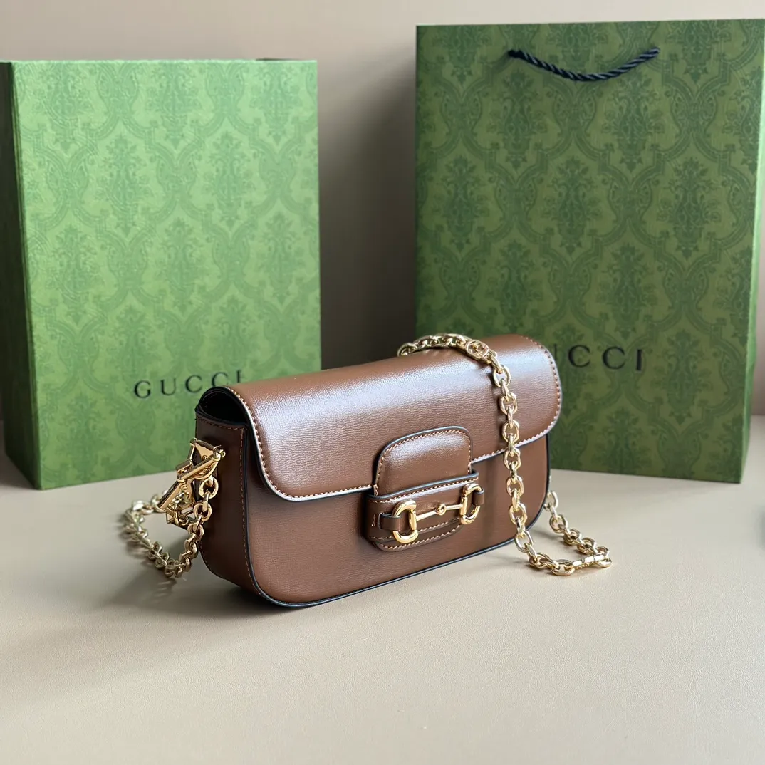 Actual shot #💰280 Style number: 735178 brown leather Size: 24✖️13.5✖️7.5cm Gucci Horsebit 1955 baguette Xiaohongshu’s new backpack has 2 shoulder straps, can be carried in the hand, cross-body, or under the armpit. It is flatter and longer than the regular 1955 saddle bag. The chain is very textured. It is perfect for taking pictures when going out👍