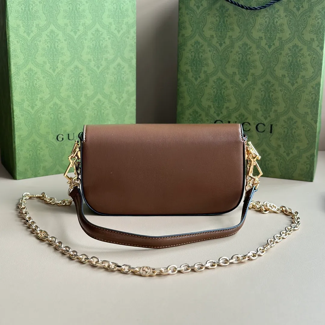 Actual shot #💰280 Style number: 735178 brown leather Size: 24✖️13.5✖️7.5cm Gucci Horsebit 1955 baguette Xiaohongshu’s new backpack has 2 shoulder straps, can be carried in the hand, cross-body, or under the armpit. It is flatter and longer than the regular 1955 saddle bag. The chain is very textured. It is perfect for taking pictures when going out👍