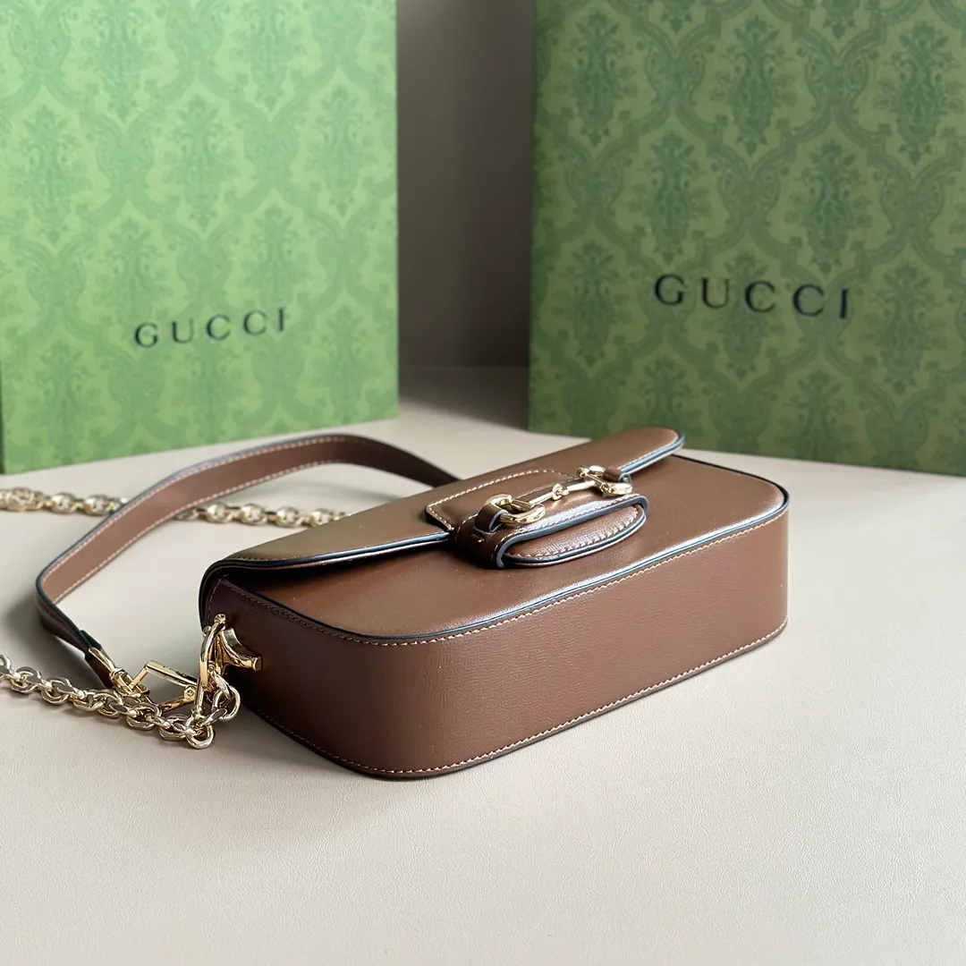 Actual shot #💰280 Style number: 735178 brown leather Size: 24✖️13.5✖️7.5cm Gucci Horsebit 1955 baguette Xiaohongshu’s new backpack has 2 shoulder straps, can be carried in the hand, cross-body, or under the armpit. It is flatter and longer than the regular 1955 saddle bag. The chain is very textured. It is perfect for taking pictures when going out👍