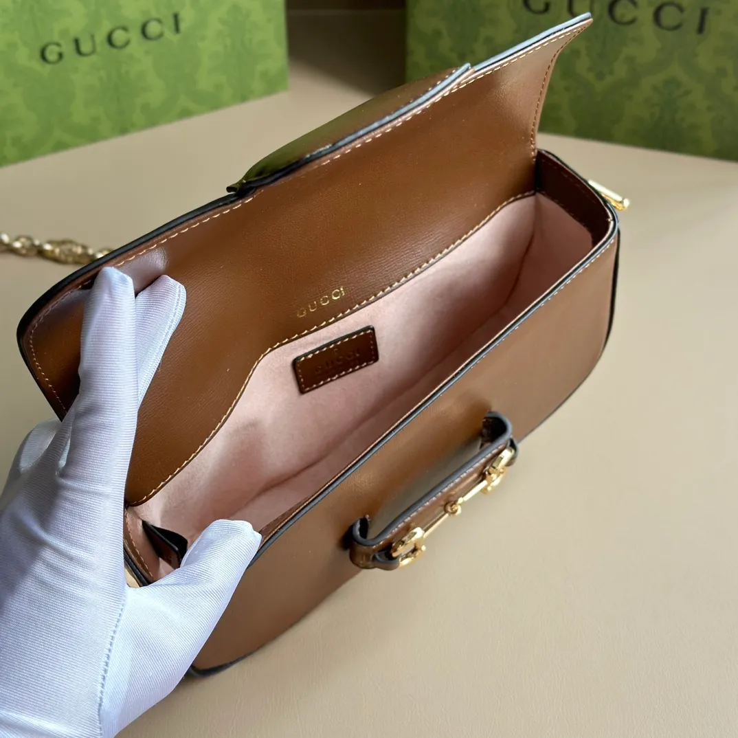 Actual shot #💰280 Style number: 735178 brown leather Size: 24✖️13.5✖️7.5cm Gucci Horsebit 1955 baguette Xiaohongshu’s new backpack has 2 shoulder straps, can be carried in the hand, cross-body, or under the armpit. It is flatter and longer than the regular 1955 saddle bag. The chain is very textured. It is perfect for taking pictures when going out👍