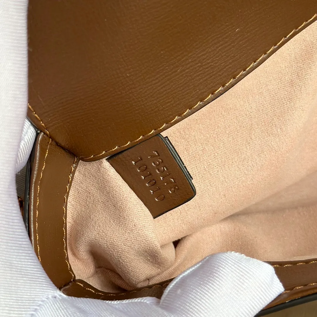 Actual shot #💰280 Style number: 735178 brown leather Size: 24✖️13.5✖️7.5cm Gucci Horsebit 1955 baguette Xiaohongshu’s new backpack has 2 shoulder straps, can be carried in the hand, cross-body, or under the armpit. It is flatter and longer than the regular 1955 saddle bag. The chain is very textured. It is perfect for taking pictures when going out👍