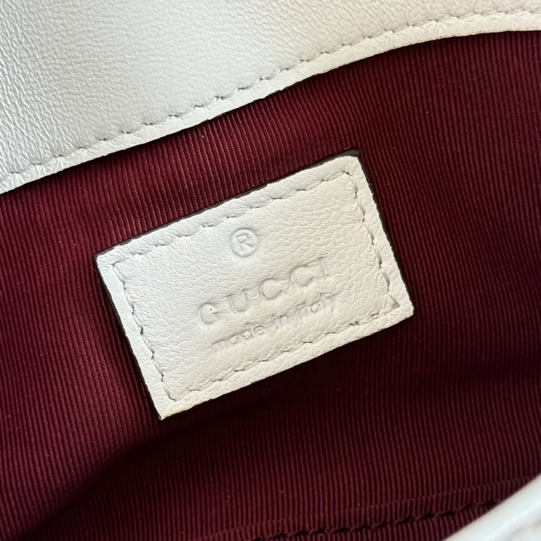 p900💋💋💋【Original leather configuration counter complete package】The brand's iconic GG Marmont series is ingeniously integrated with double G-shaped accessories and faceted chain straps, and soft leather is selected to create a soft-lined bag shape. This mini bag is embellished with the brand's archive logo, which debuted in the 1970s. Black V-shaped Matelassé sheepskin. Silver-tone hardware. Silver-tone hardware. Double G. Chain shoulder strap (60 cm high). Magnetic snap closure. Weight: approx. 0.35 kg. Ident number: 841290. Dimensions: 16.5cm (width) x 9.5cm (height) x 4.5cm (depth) Color: white full leather/original leather. Made in Italy
