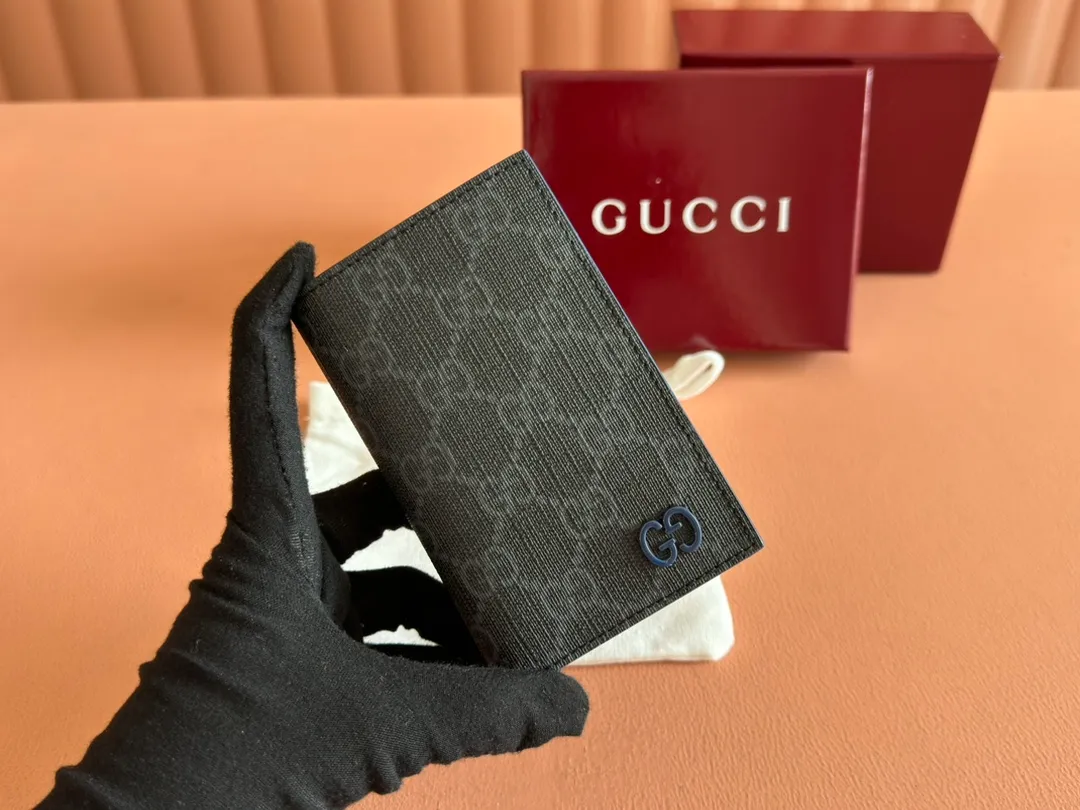 p340. ‼ ️"With full set of original green box packaging"‼ ️Long card holder with GG details. Gucci archive elements GG details and vibrant colors are cleverly blended. This long card holder is crafted from GG Supreme canvas and cleverly incorporates black contrasting details, bringing subtle contrast to this compact daily accessory. Beige and ebony GG Supreme canvas, black leather trim, brass hardware with black ceramic-effect finish, moire fabric lining, GG detail Interior: eight card compartments. Model: 768249. Size when open: 12 (length) x 15cm (width) Size when closed: 12 (length) x 7.5cm (width) Color: gray blue/pvc. Made in Italy Weight: Approx. 0.085 kg
