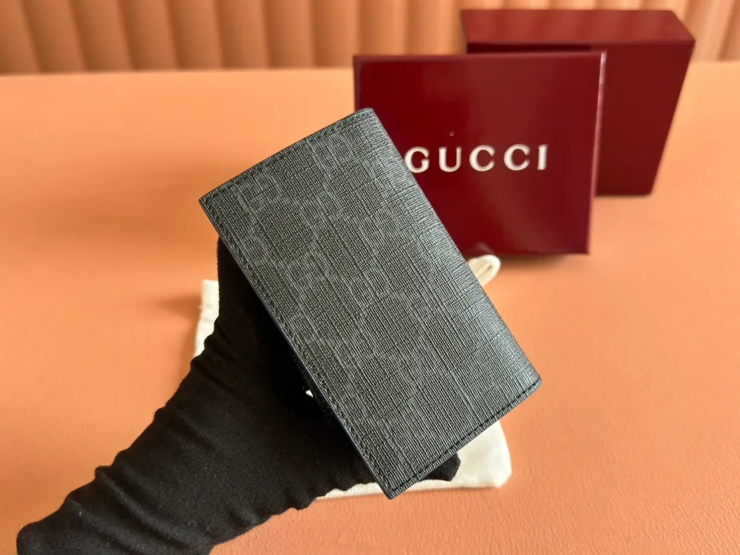 p340. ‼ ️"With full set of original green box packaging"‼ ️Long card holder with GG details. Gucci archive elements GG details and vibrant colors are cleverly blended. This long card holder is crafted from GG Supreme canvas and cleverly incorporates black contrasting details, bringing subtle contrast to this compact daily accessory. Beige and ebony GG Supreme canvas, black leather trim, brass hardware with black ceramic-effect finish, moire fabric lining, GG detail Interior: eight card compartments. Model: 768249. Size when open: 12 (length) x 15cm (width) Size when closed: 12 (length) x 7.5cm (width) Color: gray blue/pvc. Made in Italy Weight: Approx. 0.085 kg