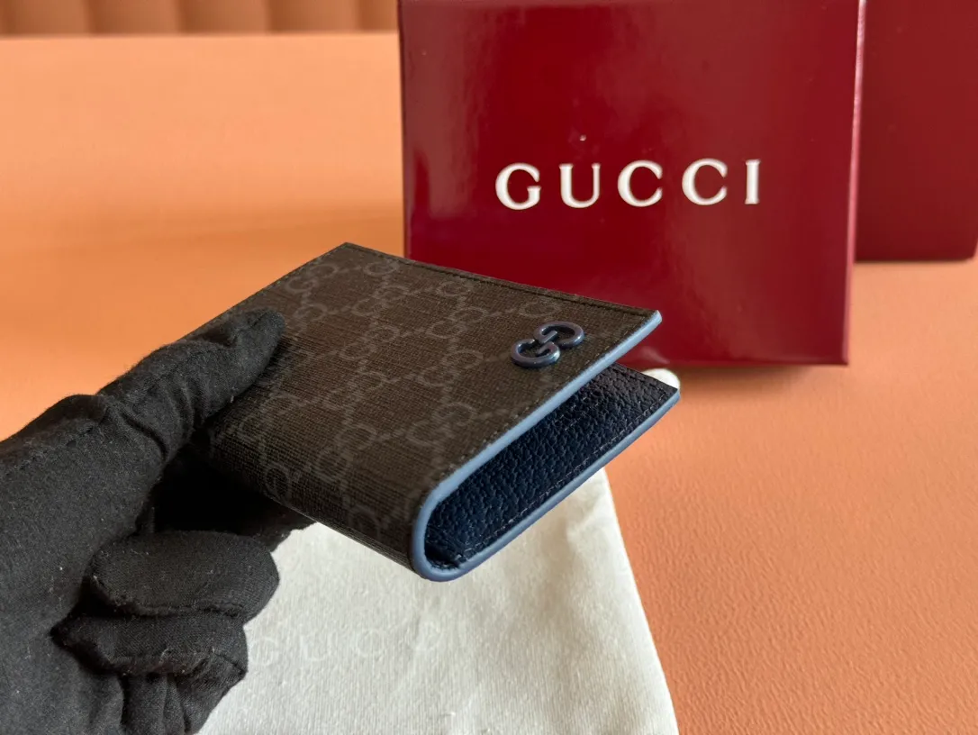 p340. ‼ ️"With full set of original green box packaging"‼ ️Long card holder with GG details. Gucci archive elements GG details and vibrant colors are cleverly blended. This long card holder is crafted from GG Supreme canvas and cleverly incorporates black contrasting details, bringing subtle contrast to this compact daily accessory. Beige and ebony GG Supreme canvas, black leather trim, brass hardware with black ceramic-effect finish, moire fabric lining, GG detail Interior: eight card compartments. Model: 768249. Size when open: 12 (length) x 15cm (width) Size when closed: 12 (length) x 7.5cm (width) Color: gray blue/pvc. Made in Italy Weight: Approx. 0.085 kg