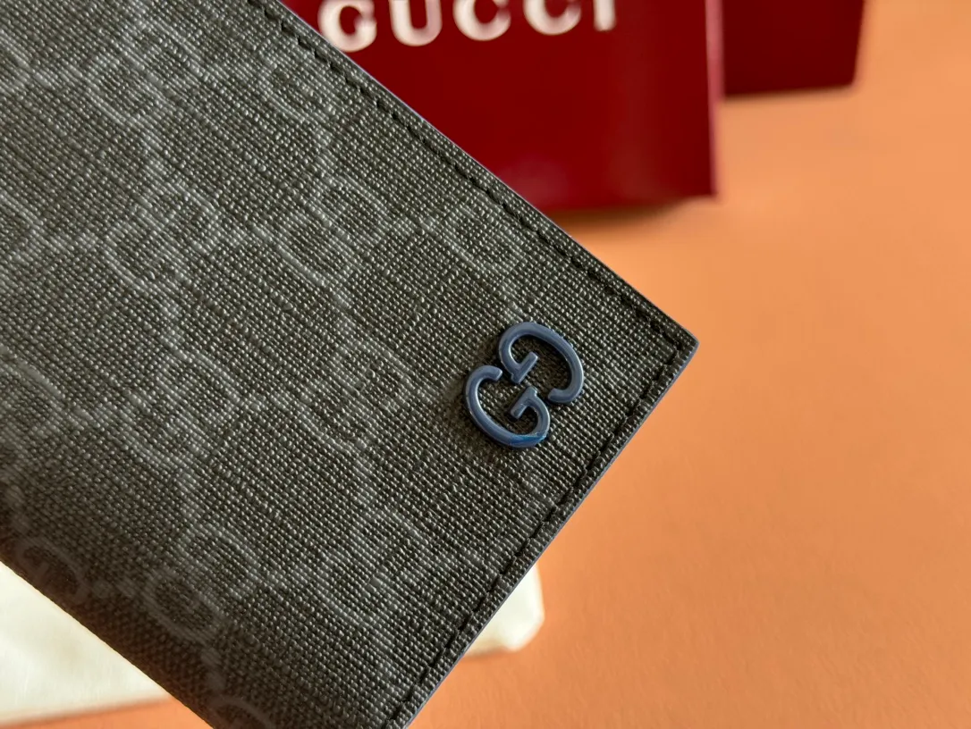 p340. ‼ ️"With full set of original green box packaging"‼ ️Long card holder with GG details. Gucci archive elements GG details and vibrant colors are cleverly blended. This long card holder is crafted from GG Supreme canvas and cleverly incorporates black contrasting details, bringing subtle contrast to this compact daily accessory. Beige and ebony GG Supreme canvas, black leather trim, brass hardware with black ceramic-effect finish, moire fabric lining, GG detail Interior: eight card compartments. Model: 768249. Size when open: 12 (length) x 15cm (width) Size when closed: 12 (length) x 7.5cm (width) Color: gray blue/pvc. Made in Italy Weight: Approx. 0.085 kg