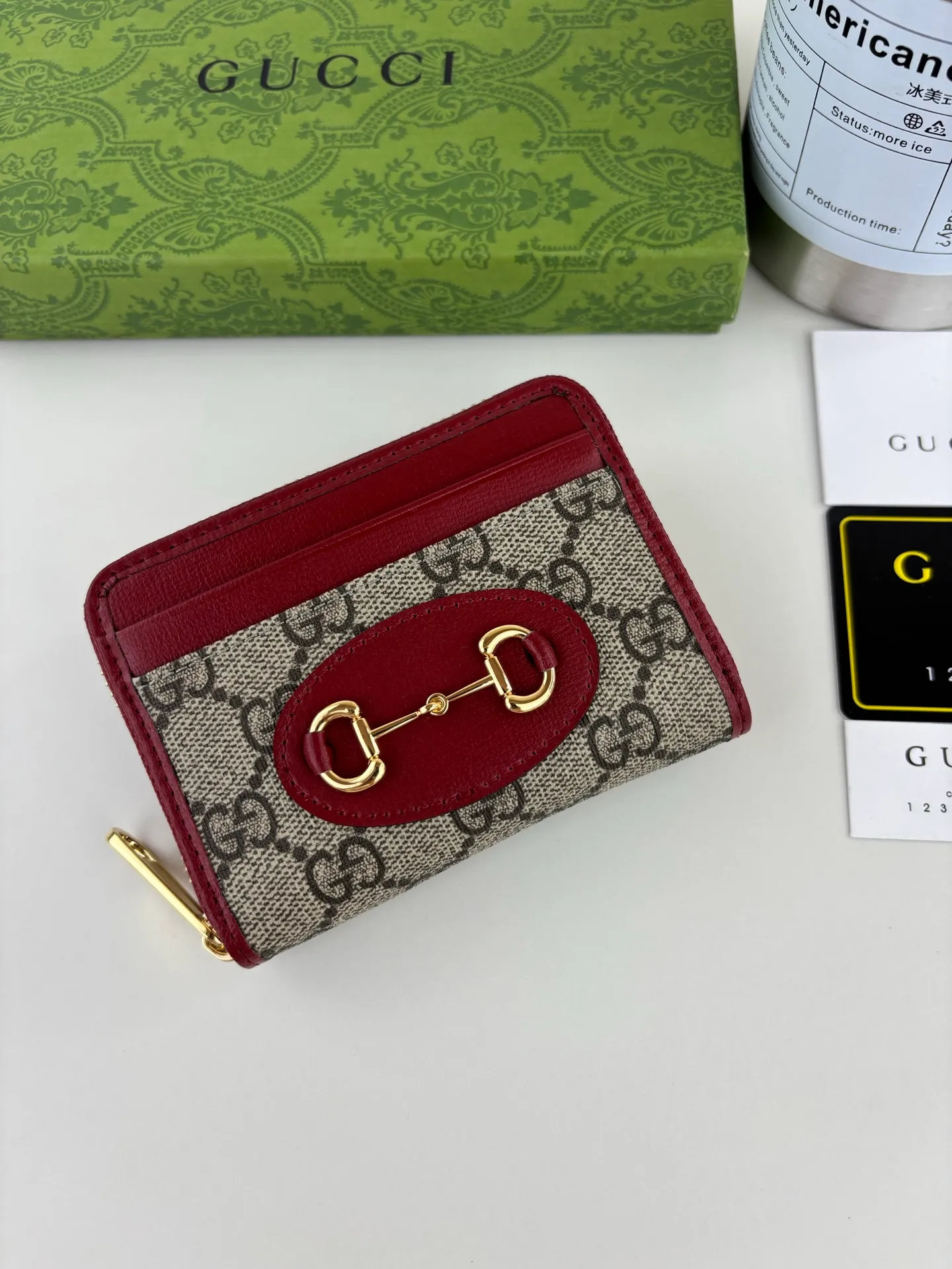 💰140 GUCCl Gucci has newly launched this 1955 horsebit card holder made of GG Supreme high-grade man-made canvas and red leather. This series adopts the double ring and long strip design that is consistent with the handbag. This detail is inspired by the equestrian origin of the brand. It is one of Gucci's classic heritage and one of the brand's most representative symbolic elements. Style number: 658549 Size: 11.5cm x 8.5cm x 3cm Color: red