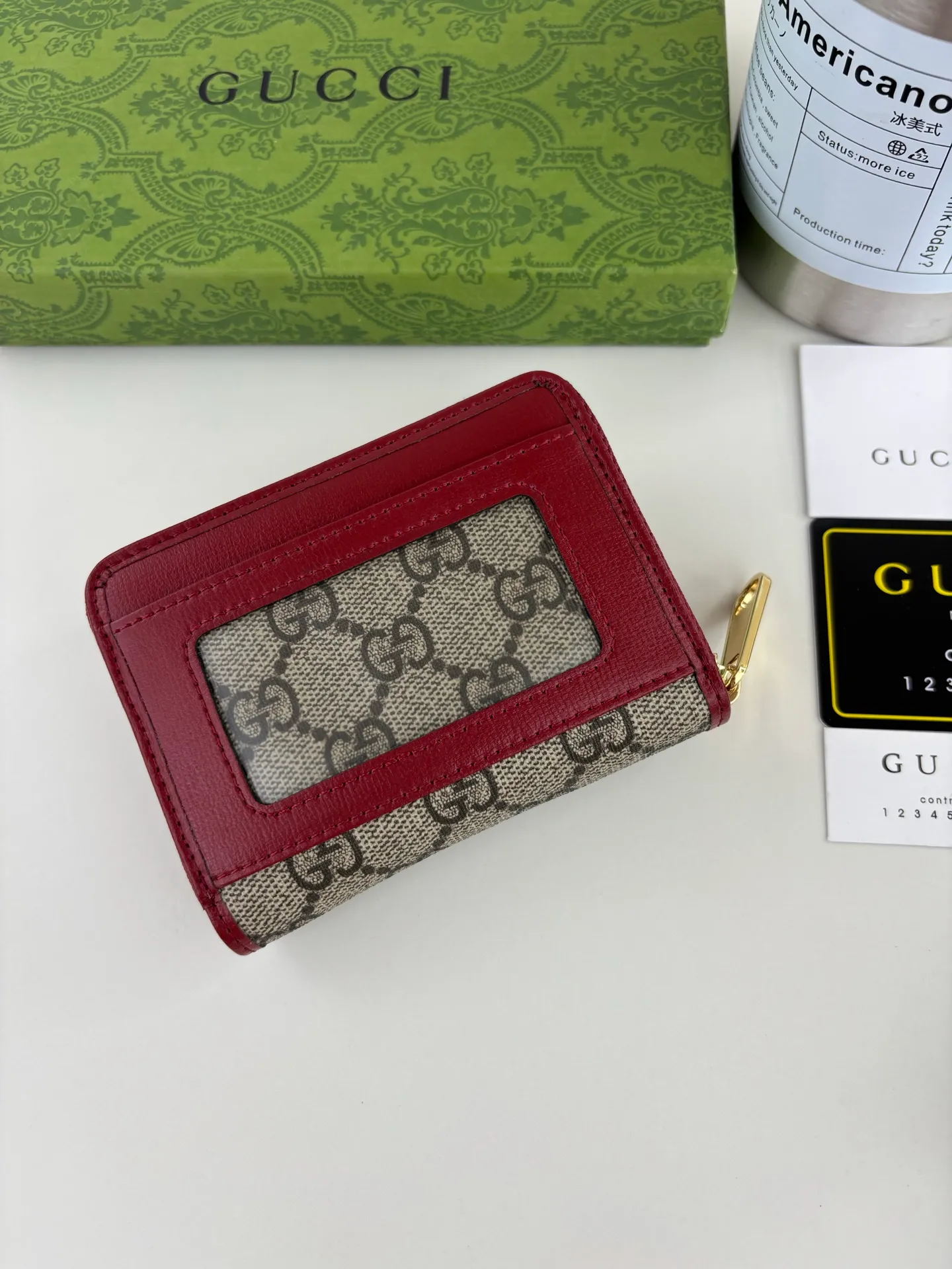 💰140 GUCCl Gucci has newly launched this 1955 horsebit card holder made of GG Supreme high-grade man-made canvas and red leather. This series adopts the double ring and long strip design that is consistent with the handbag. This detail is inspired by the equestrian origin of the brand. It is one of Gucci's classic heritage and one of the brand's most representative symbolic elements. Style number: 658549 Size: 11.5cm x 8.5cm x 3cm Color: red