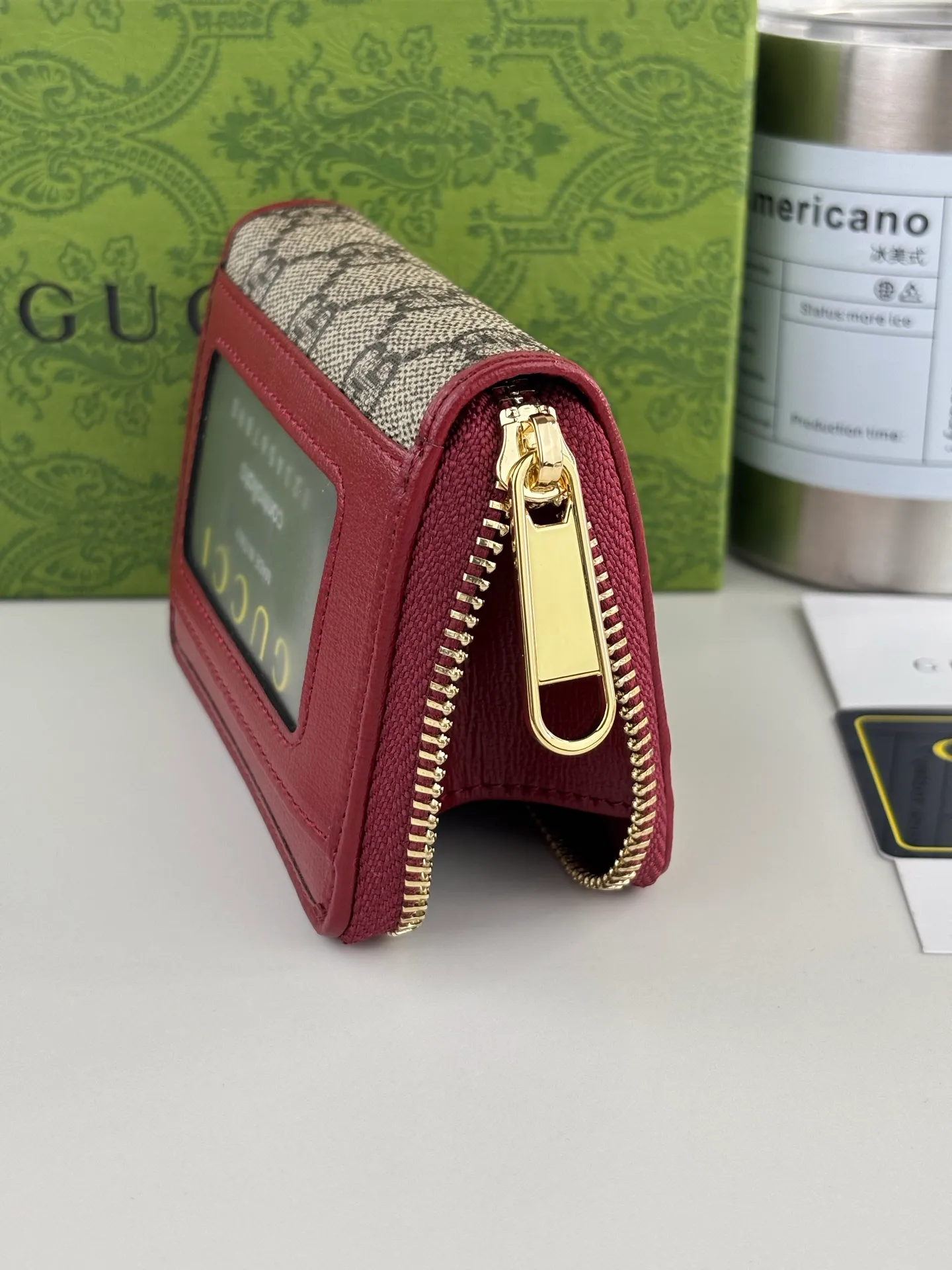 💰140 GUCCl Gucci has newly launched this 1955 horsebit card holder made of GG Supreme high-grade man-made canvas and red leather. This series adopts the double ring and long strip design that is consistent with the handbag. This detail is inspired by the equestrian origin of the brand. It is one of Gucci's classic heritage and one of the brand's most representative symbolic elements. Style number: 658549 Size: 11.5cm x 8.5cm x 3cm Color: red