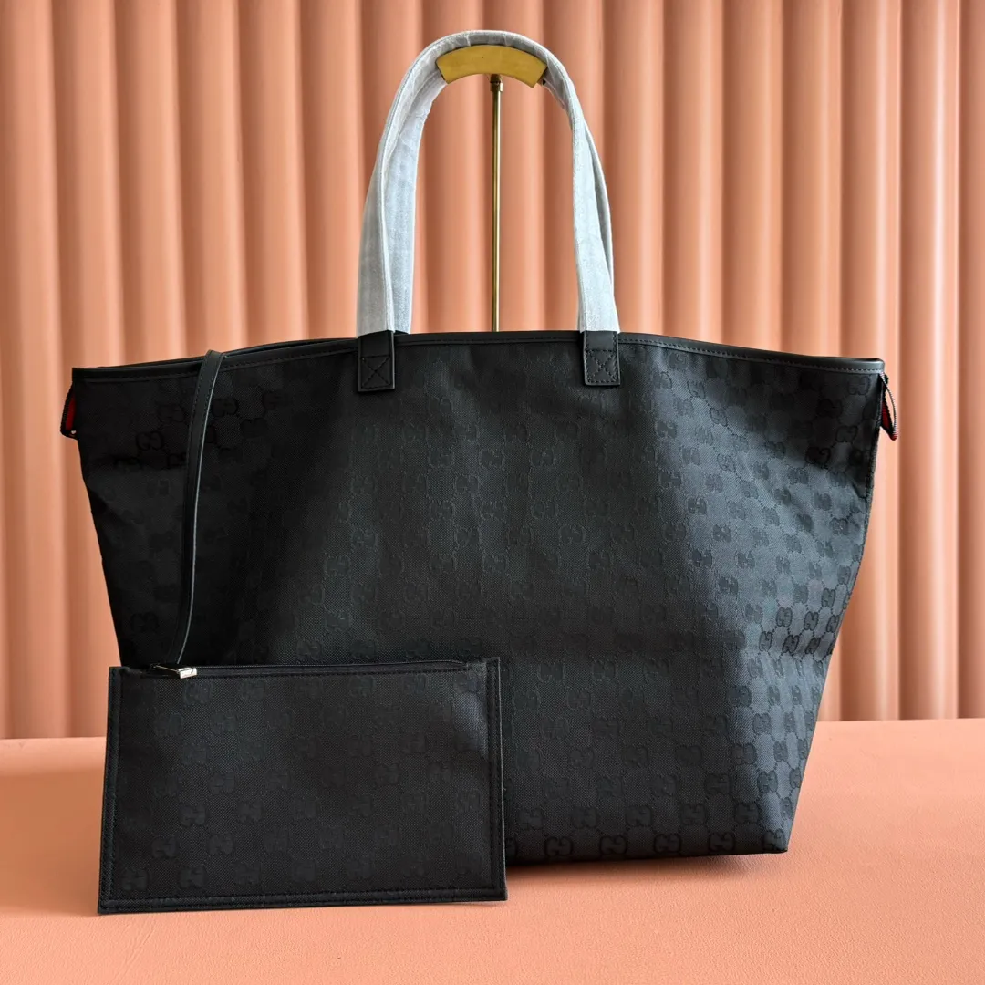 p980. 💋💋💋"With a full set of original counter gift bags" The brand launches its first winter sportswear series Gucci Altitude, which cleverly combines outstanding performance and collection elements. This large tote bag is made of GG nylon jacquard fabric and is carefully decorated with black piping and red and green webbing details to fully demonstrate the brand's charm. Black GG nylon jacquard fabric Black piping Reflective white waterproof lining Webbing details Interior: 1 detachable zipped clutch Handle height: 22 cm Model number: 835567. Dimensions: 35.5cm (W) x 34cm (H) x 24cm (D) Weight: Approx. 0.8kg Color: Black/Black Cloth. Made in Italy