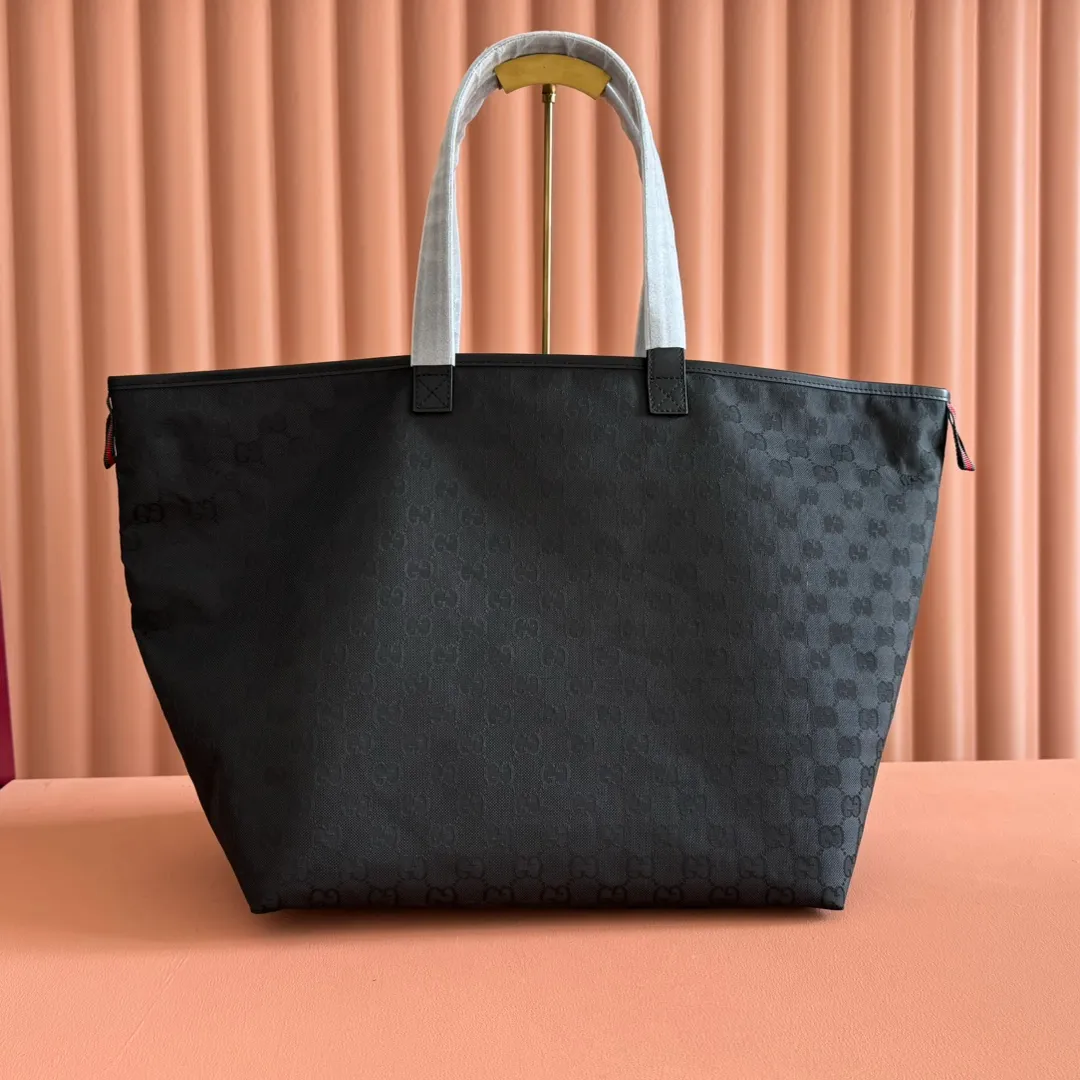 p980. 💋💋💋"With a full set of original counter gift bags" The brand launches its first winter sportswear series Gucci Altitude, which cleverly combines outstanding performance and collection elements. This large tote bag is made of GG nylon jacquard fabric and is carefully decorated with black piping and red and green webbing details to fully demonstrate the brand's charm. Black GG nylon jacquard fabric Black piping Reflective white waterproof lining Webbing details Interior: 1 detachable zipped clutch Handle height: 22 cm Model number: 835567. Dimensions: 35.5cm (W) x 34cm (H) x 24cm (D) Weight: Approx. 0.8kg Color: Black/Black Cloth. Made in Italy