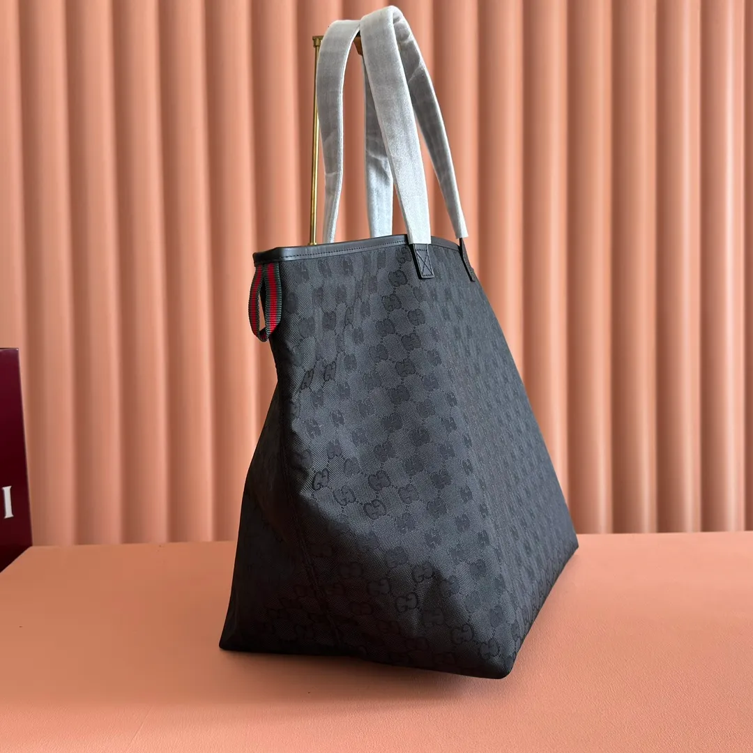 p980. 💋💋💋"With a full set of original counter gift bags" The brand launches its first winter sportswear series Gucci Altitude, which cleverly combines outstanding performance and collection elements. This large tote bag is made of GG nylon jacquard fabric and is carefully decorated with black piping and red and green webbing details to fully demonstrate the brand's charm. Black GG nylon jacquard fabric Black piping Reflective white waterproof lining Webbing details Interior: 1 detachable zipped clutch Handle height: 22 cm Model number: 835567. Dimensions: 35.5cm (W) x 34cm (H) x 24cm (D) Weight: Approx. 0.8kg Color: Black/Black Cloth. Made in Italy