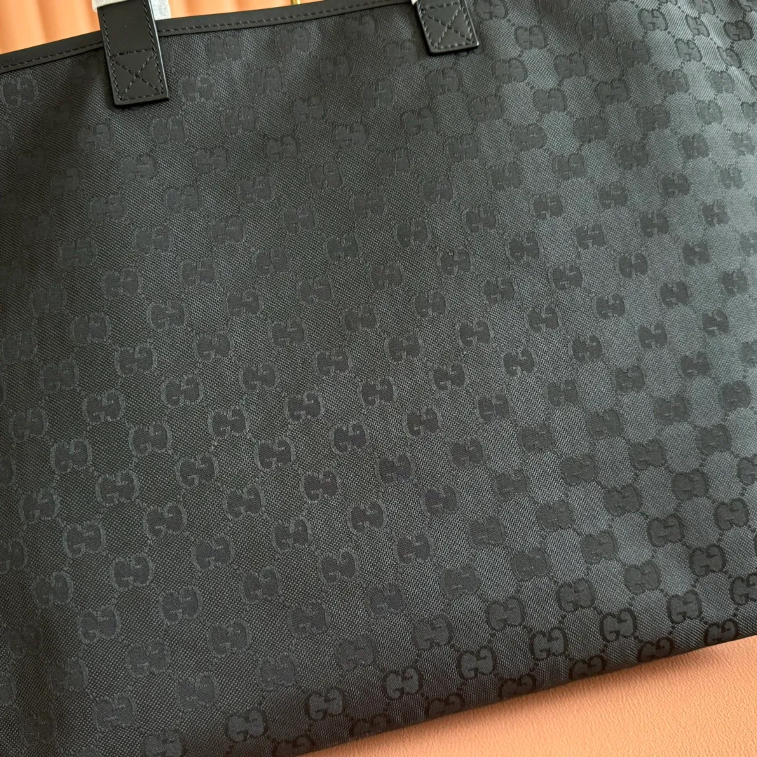 p980. 💋💋💋"With a full set of original counter gift bags" The brand launches its first winter sportswear series Gucci Altitude, which cleverly combines outstanding performance and collection elements. This large tote bag is made of GG nylon jacquard fabric and is carefully decorated with black piping and red and green webbing details to fully demonstrate the brand's charm. Black GG nylon jacquard fabric Black piping Reflective white waterproof lining Webbing details Interior: 1 detachable zipped clutch Handle height: 22 cm Model number: 835567. Dimensions: 35.5cm (W) x 34cm (H) x 24cm (D) Weight: Approx. 0.8kg Color: Black/Black Cloth. Made in Italy