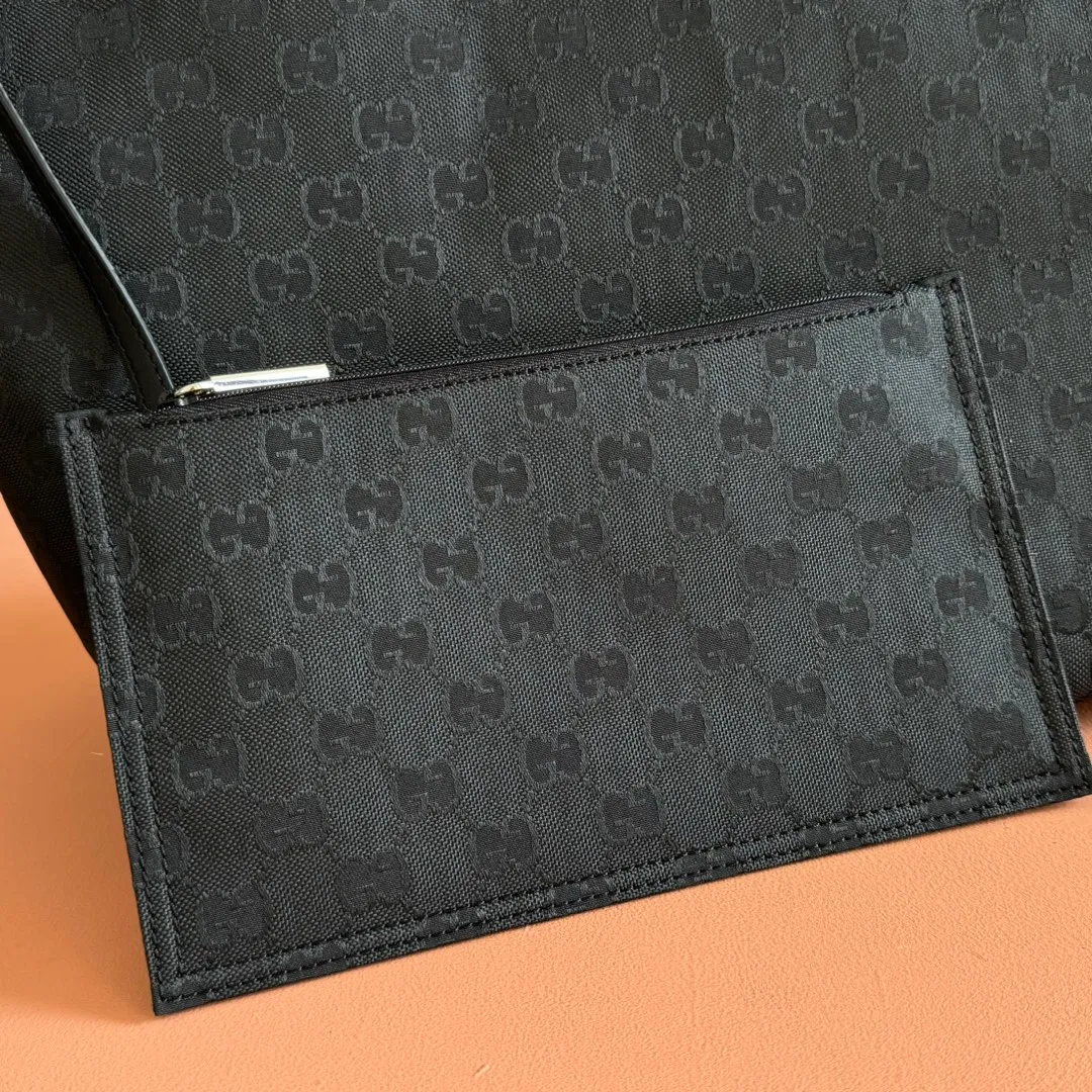 p980. 💋💋💋"With a full set of original counter gift bags" The brand launches its first winter sportswear series Gucci Altitude, which cleverly combines outstanding performance and collection elements. This large tote bag is made of GG nylon jacquard fabric and is carefully decorated with black piping and red and green webbing details to fully demonstrate the brand's charm. Black GG nylon jacquard fabric Black piping Reflective white waterproof lining Webbing details Interior: 1 detachable zipped clutch Handle height: 22 cm Model number: 835567. Dimensions: 35.5cm (W) x 34cm (H) x 24cm (D) Weight: Approx. 0.8kg Color: Black/Black Cloth. Made in Italy