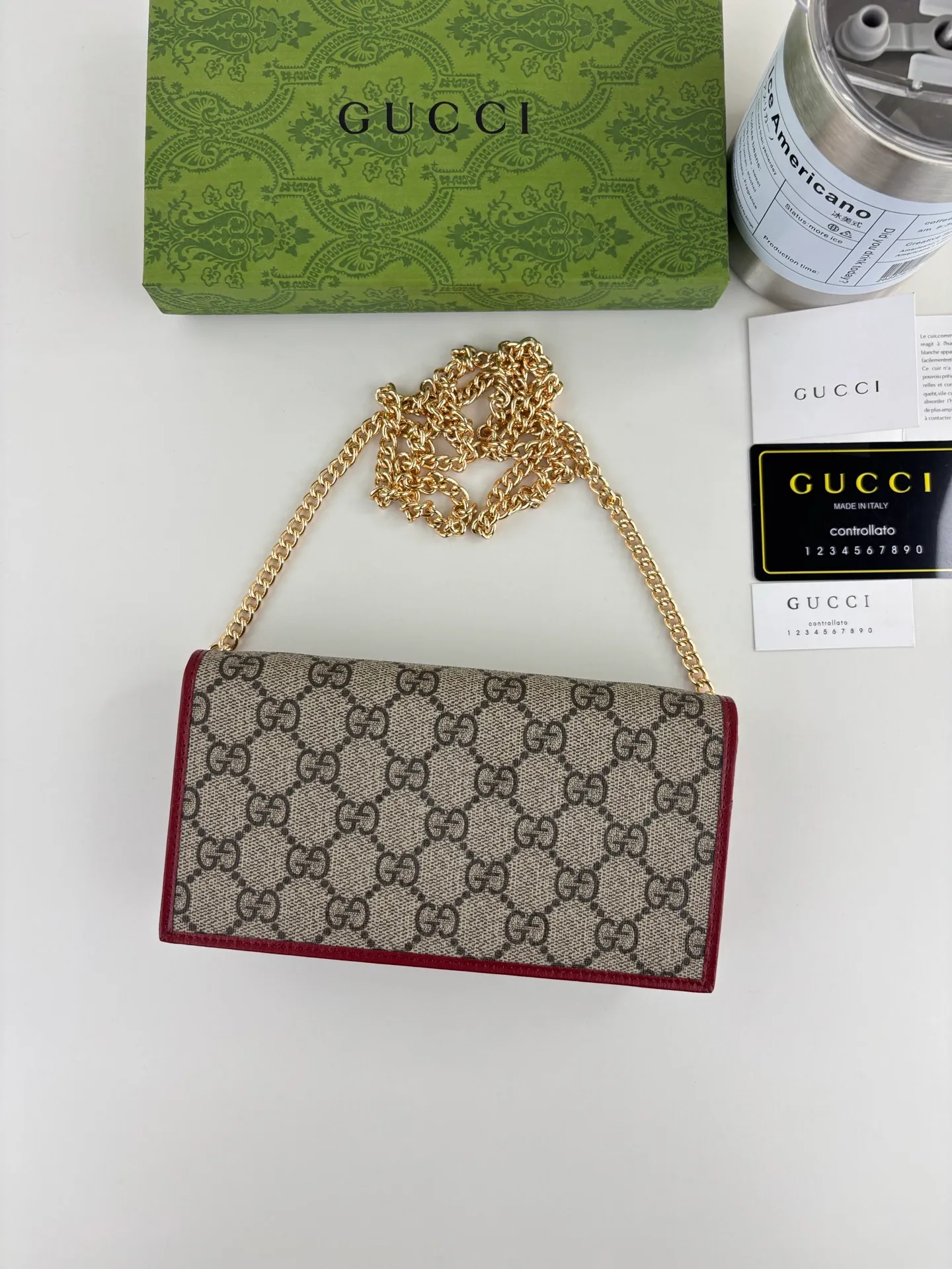 💰180 GUCCl Gucci has newly launched this 1955 horsebit card holder made of GG Supreme high-grade artificial canvas and brown leather. This series adopts the double ring and long strip design that are in the same line as the handbag. This detail is inspired by the brand’s equestrian roots. It is one of Gucci’s classic heritage and one of the brand’s most representative symbolic elements. Style No.: 621892 Size: 19cm x 10cm x 3cm Color: Brown/Red