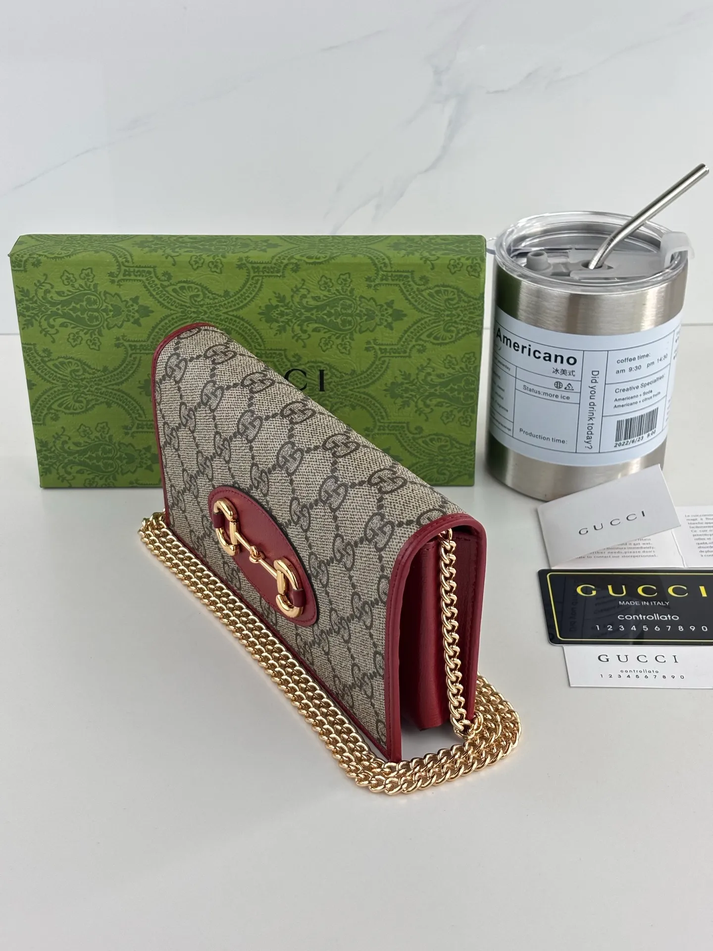 💰180 GUCCl Gucci has newly launched this 1955 horsebit card holder made of GG Supreme high-grade artificial canvas and brown leather. This series adopts the double ring and long strip design that are in the same line as the handbag. This detail is inspired by the brand’s equestrian roots. It is one of Gucci’s classic heritage and one of the brand’s most representative symbolic elements. Style No.: 621892 Size: 19cm x 10cm x 3cm Color: Brown/Red