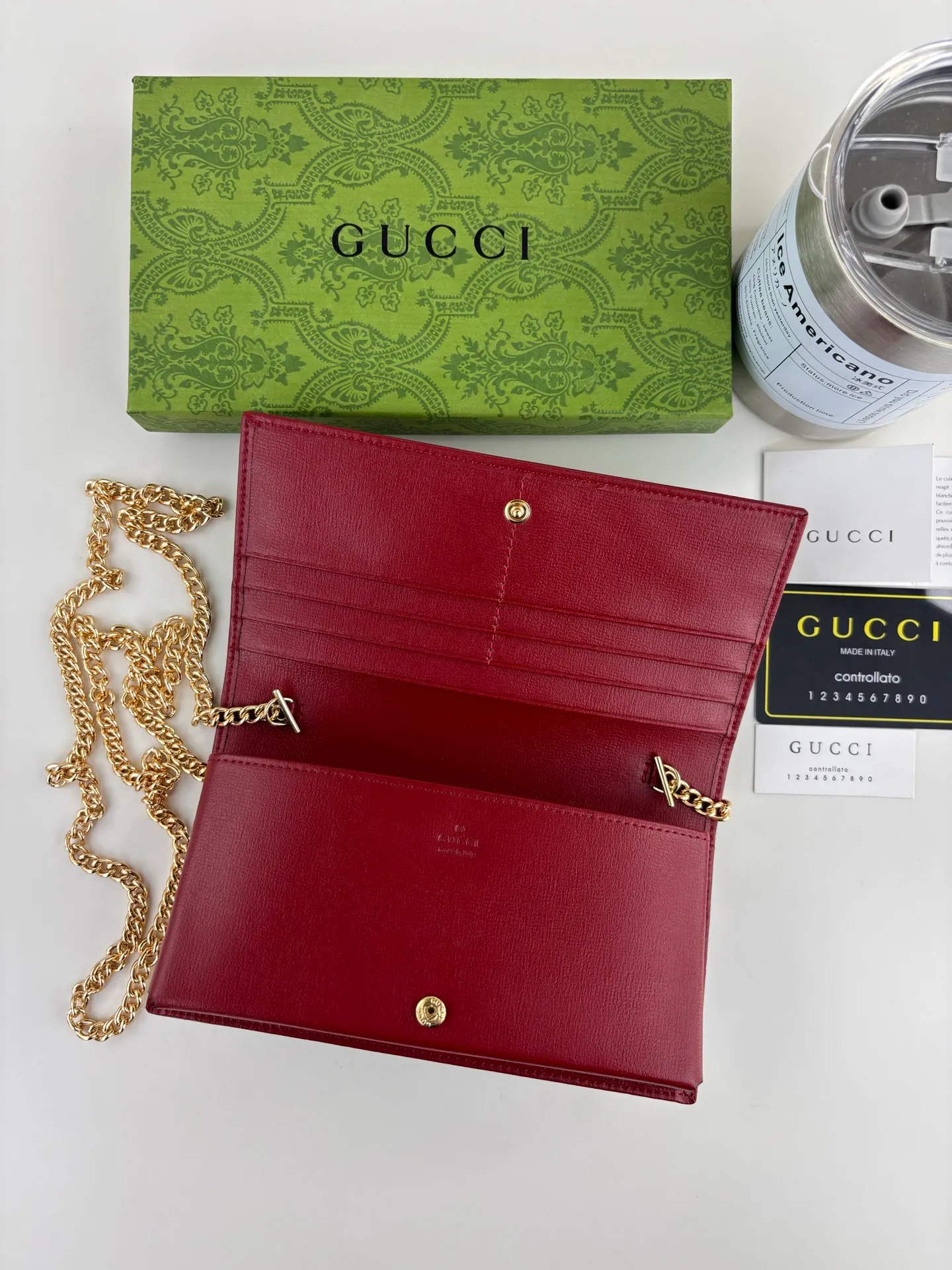 💰180 GUCCl Gucci has newly launched this 1955 horsebit card holder made of GG Supreme high-grade artificial canvas and brown leather. This series adopts the double ring and long strip design that are in the same line as the handbag. This detail is inspired by the brand’s equestrian roots. It is one of Gucci’s classic heritage and one of the brand’s most representative symbolic elements. Style No.: 621892 Size: 19cm x 10cm x 3cm Color: Brown/Red