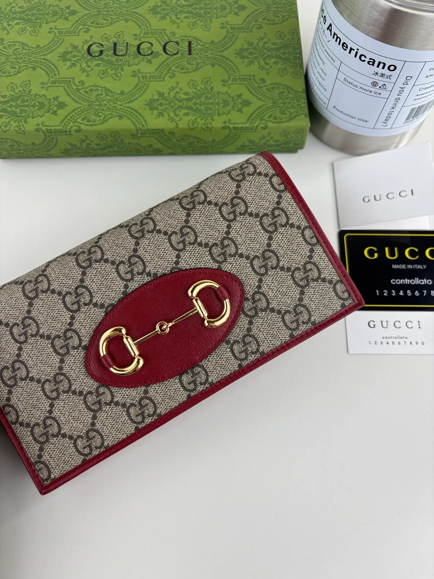 💰180 GUCCl Gucci has newly launched this 1955 horsebit card holder made of GG Supreme high-grade artificial canvas and brown leather. This series adopts the double ring and long strip design that are in the same line as the handbag. This detail is inspired by the brand’s equestrian roots. It is one of Gucci’s classic heritage and one of the brand’s most representative symbolic elements. Style No.: 621892 Size: 19cm x 10cm x 3cm Color: Brown/Red