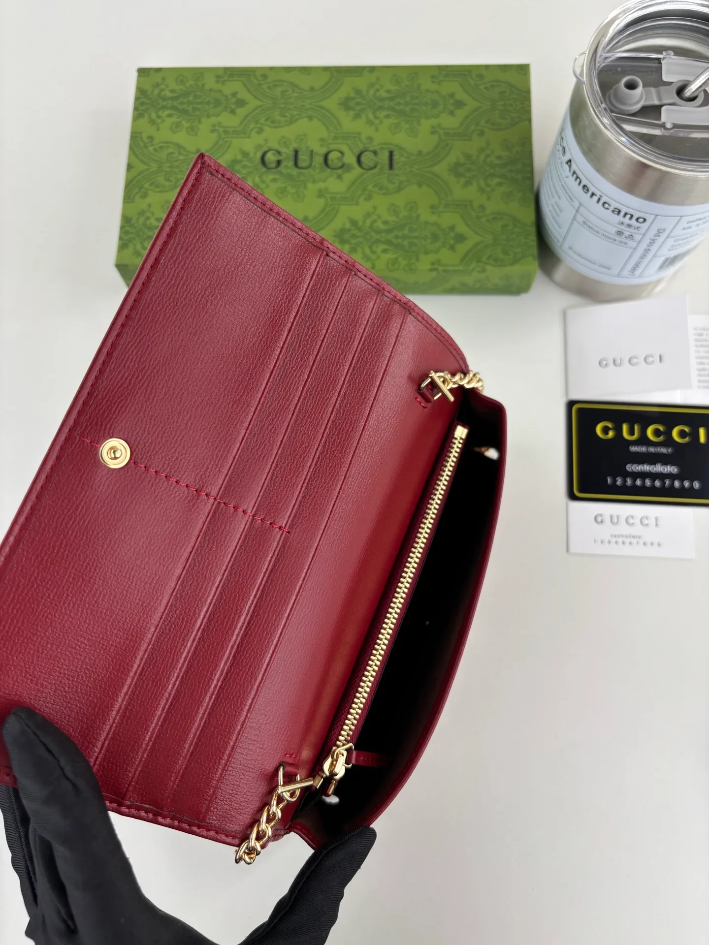 💰180 GUCCl Gucci has newly launched this 1955 horsebit card holder made of GG Supreme high-grade artificial canvas and brown leather. This series adopts the double ring and long strip design that are in the same line as the handbag. This detail is inspired by the brand’s equestrian roots. It is one of Gucci’s classic heritage and one of the brand’s most representative symbolic elements. Style No.: 621892 Size: 19cm x 10cm x 3cm Color: Brown/Red