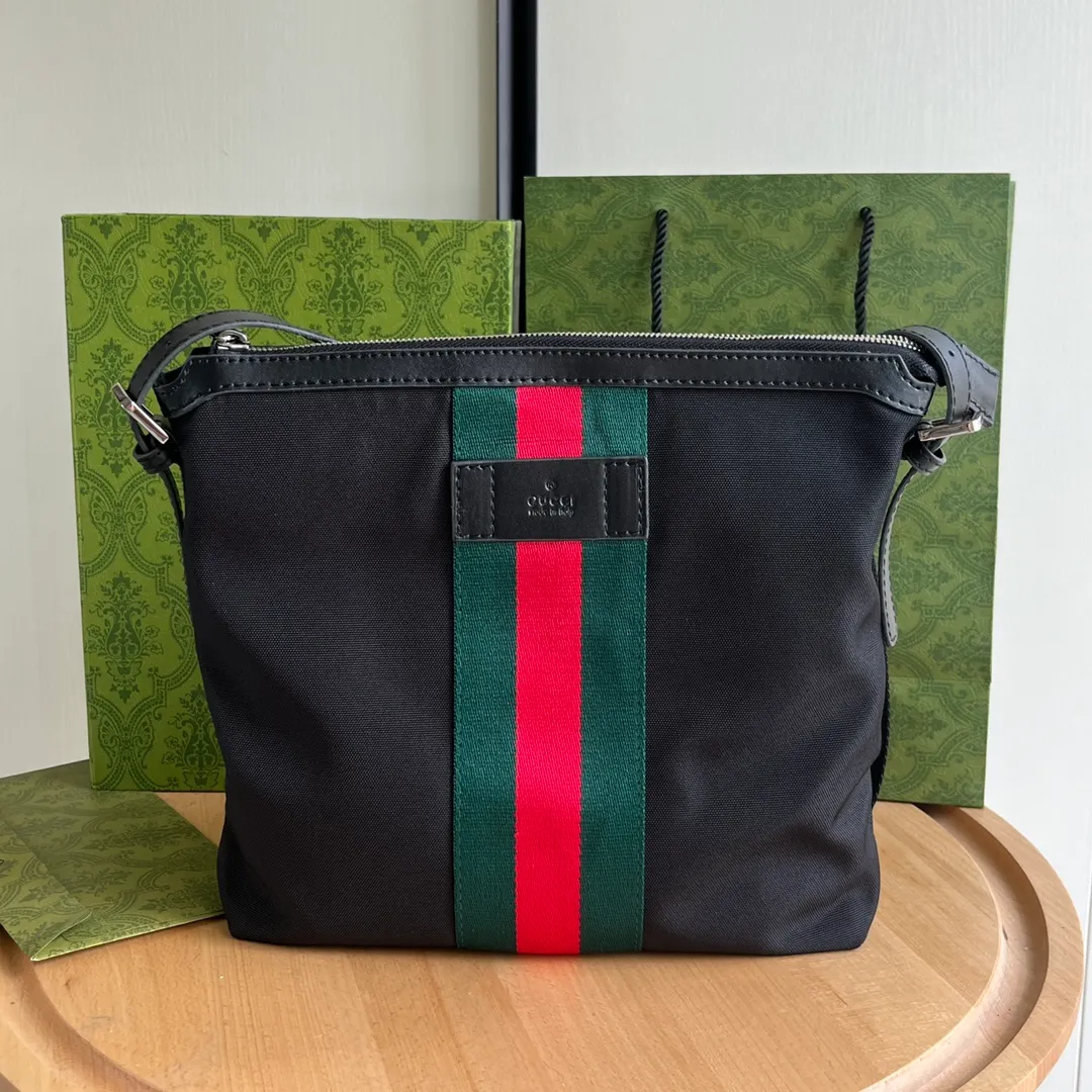 Actual shot #💰240 Style number: 387111 Size: 27*28*4cm Gucci GG Ophidia printing series men's crossbody bag, full of space, suitable for daily business travel, contains an inner pocket for mobile phones and an inner pocket with zipper, this bag is very convenient and practical for daily work and study! It is one of the must-have items for men who like to be a little more low-key.