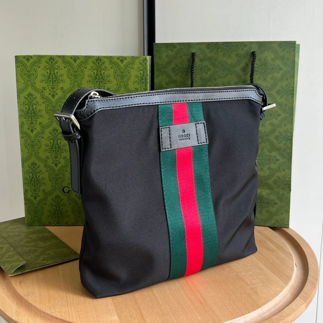 Actual shot #💰240 Style number: 387111 Size: 27*28*4cm Gucci GG Ophidia printing series men's crossbody bag, full of space, suitable for daily business travel, contains an inner pocket for mobile phones and an inner pocket with zipper, this bag is very convenient and practical for daily work and study! It is one of the must-have items for men who like to be a little more low-key.