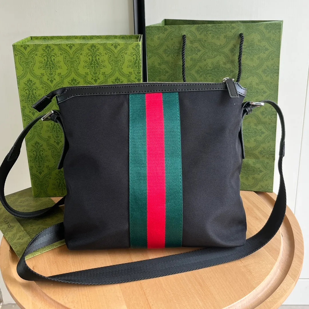 Actual shot #💰240 Style number: 387111 Size: 27*28*4cm Gucci GG Ophidia printing series men's crossbody bag, full of space, suitable for daily business travel, contains an inner pocket for mobile phones and an inner pocket with zipper, this bag is very convenient and practical for daily work and study! It is one of the must-have items for men who like to be a little more low-key.