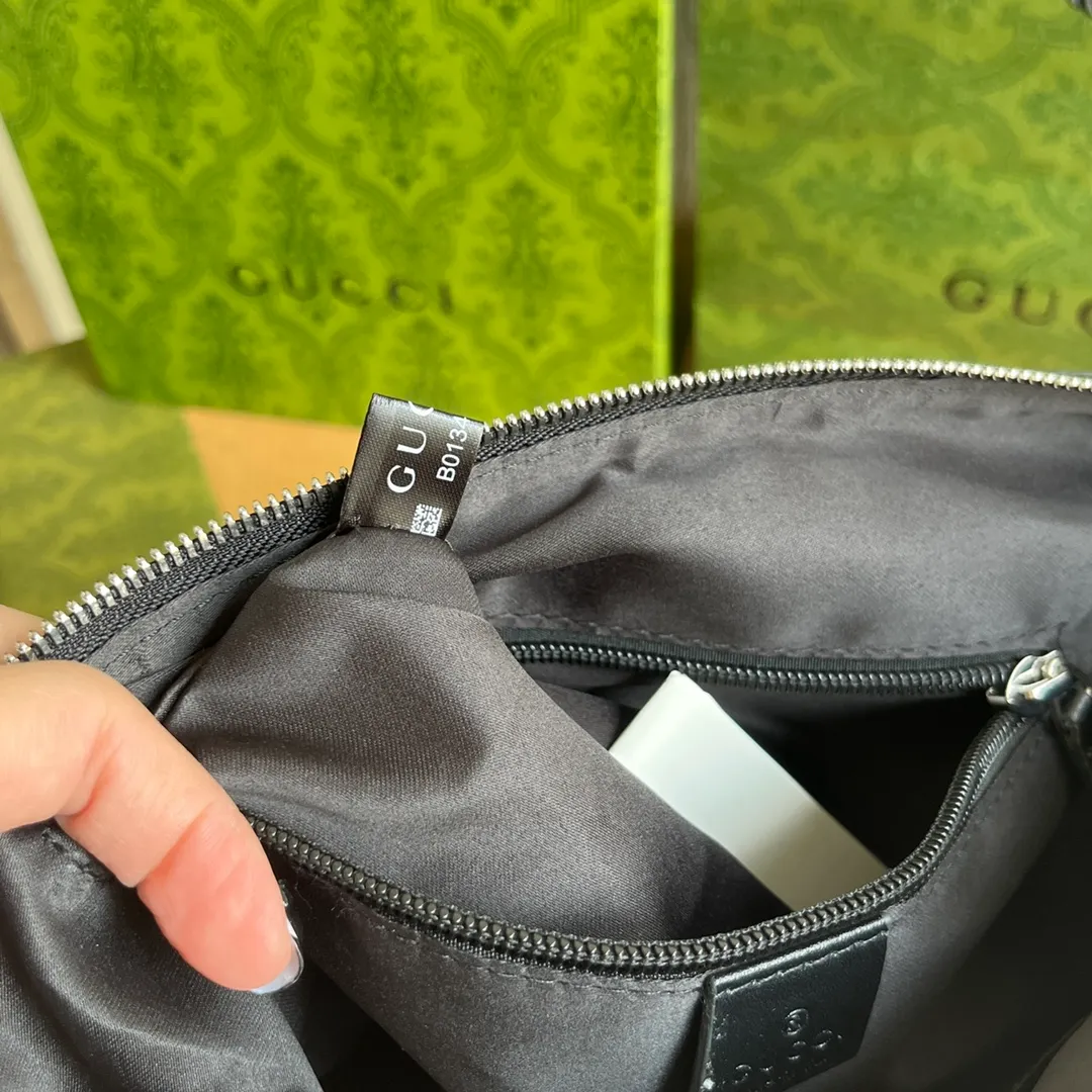 Actual shot #💰240 Style number: 387111 Size: 27*28*4cm Gucci GG Ophidia printing series men's crossbody bag, full of space, suitable for daily business travel, contains an inner pocket for mobile phones and an inner pocket with zipper, this bag is very convenient and practical for daily work and study! It is one of the must-have items for men who like to be a little more low-key.