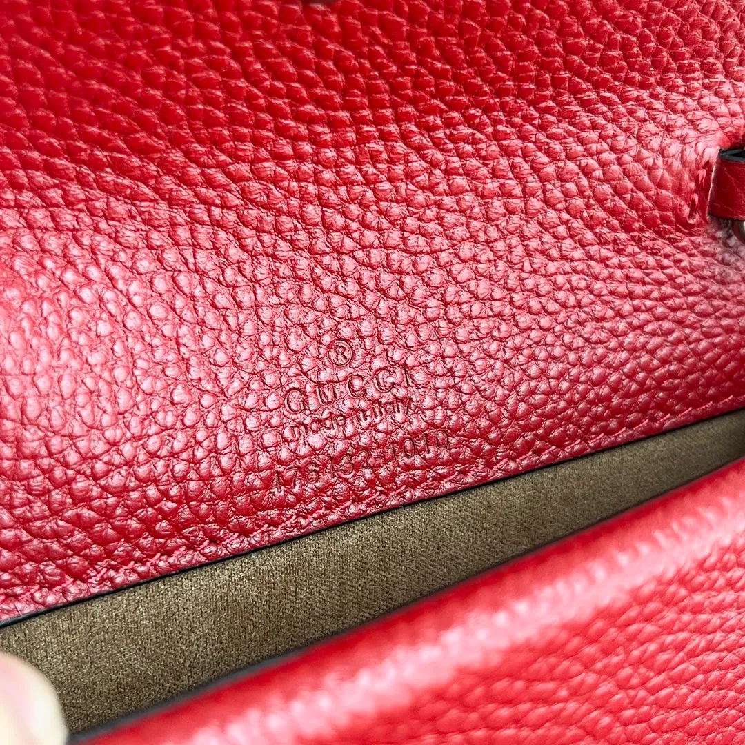 Actual shot #💰280 with box model: 476432 red leather size: 16.5x10x4.5cm 𝙂𝙪𝙘𝙘𝙞 𝘿𝙞𝙤𝙣𝙮𝙨𝙪𝙨 𝙈𝙞𝙣𝙞 16.5 Xiaogujia’s entry-level small bag is recommended. It’s not worth mentioning. It’s a classic model that can be said to be the symbol of Xiaogujia. The classic mini Dionysian buckle is paired with calfskin. This bag has a very high appearance rate. It is simply a tool for daily wear and is very popular on the street❗️