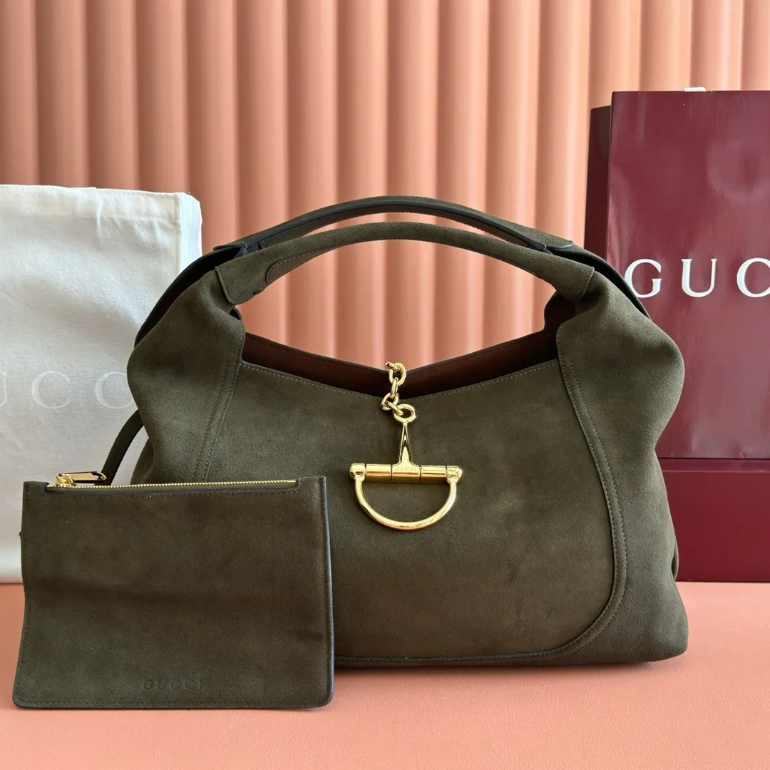 💋💋💋p1680 This Gucci Softbit series shoulder bag is ingeniously integrated with the brand's classic equestrian style accessories in the shape of a large half-horse bit. This large shoulder bag comes with a removable clutch. Gucci Ankara red grained calf leather Light gold tone hardware Dark brown microfiber lining Half horsebit closure Interior: Detachable clutch Holds iPhone Pro Max/Plus, Airpods, long wallet and lipstick Shoulder strap: 20 cm high Magnetic closure Model number: 837466. Dimensions: 46cm (width) x 26cm (height) x 16cm (depth) Weight: approx. 1.4kg Color: green/original leather. Made in Italy