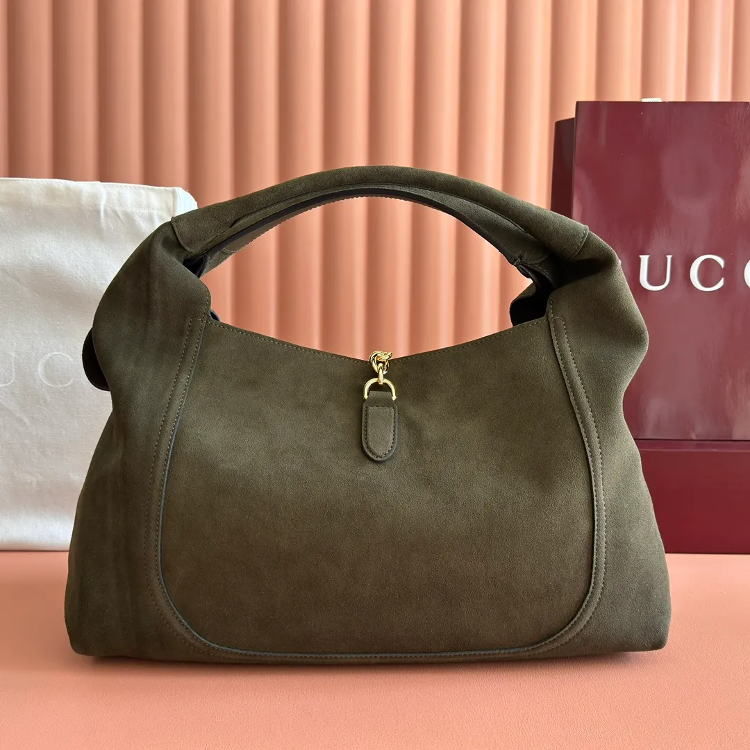 💋💋💋p1680 This Gucci Softbit series shoulder bag is ingeniously integrated with the brand's classic equestrian style accessories in the shape of a large half-horse bit. This large shoulder bag comes with a removable clutch. Gucci Ankara red grained calf leather Light gold tone hardware Dark brown microfiber lining Half horsebit closure Interior: Detachable clutch Holds iPhone Pro Max/Plus, Airpods, long wallet and lipstick Shoulder strap: 20 cm high Magnetic closure Model number: 837466. Dimensions: 46cm (width) x 26cm (height) x 16cm (depth) Weight: approx. 1.4kg Color: green/original leather. Made in Italy