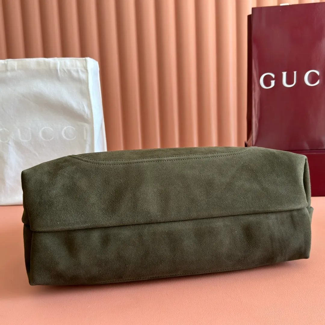 💋💋💋p1680 This Gucci Softbit series shoulder bag is ingeniously integrated with the brand's classic equestrian style accessories in the shape of a large half-horse bit. This large shoulder bag comes with a removable clutch. Gucci Ankara red grained calf leather Light gold tone hardware Dark brown microfiber lining Half horsebit closure Interior: Detachable clutch Holds iPhone Pro Max/Plus, Airpods, long wallet and lipstick Shoulder strap: 20 cm high Magnetic closure Model number: 837466. Dimensions: 46cm (width) x 26cm (height) x 16cm (depth) Weight: approx. 1.4kg Color: green/original leather. Made in Italy