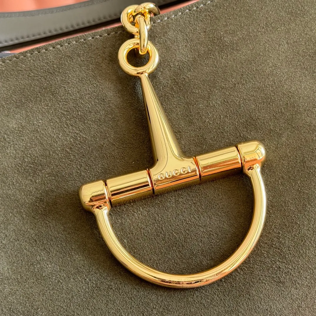 💋💋💋p1680 This Gucci Softbit series shoulder bag is ingeniously integrated with the brand's classic equestrian style accessories in the shape of a large half-horse bit. This large shoulder bag comes with a removable clutch. Gucci Ankara red grained calf leather Light gold tone hardware Dark brown microfiber lining Half horsebit closure Interior: Detachable clutch Holds iPhone Pro Max/Plus, Airpods, long wallet and lipstick Shoulder strap: 20 cm high Magnetic closure Model number: 837466. Dimensions: 46cm (width) x 26cm (height) x 16cm (depth) Weight: approx. 1.4kg Color: green/original leather. Made in Italy