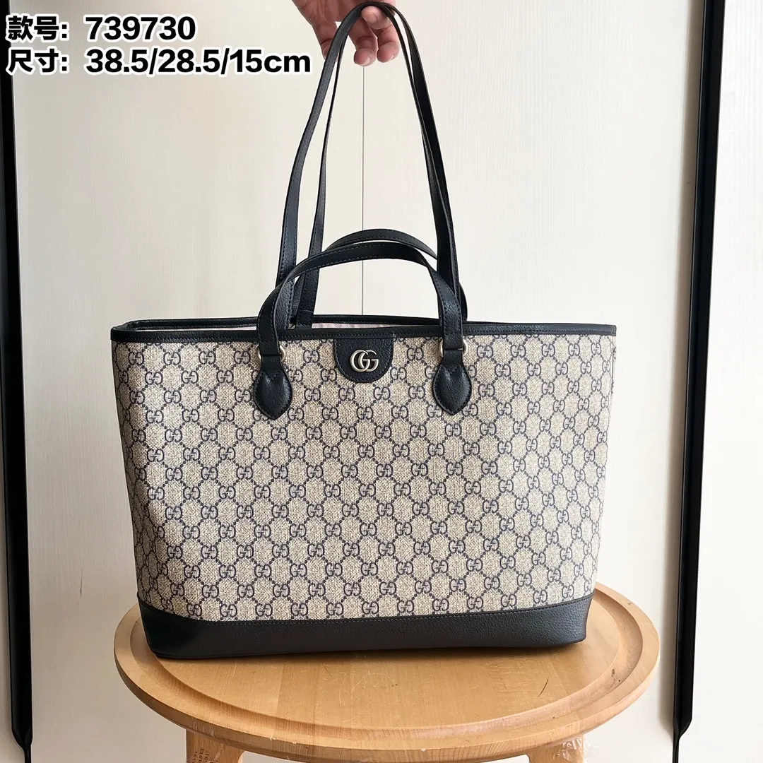 Actual shot #💰300 Model: 739730 Size: 38.5x28.5x15cm The GG Ophidia series is still one of Gucci’s iconic handbags. The brand launches new styles every season, creating versatile accessories that suit every look. Two handles give this tote a multi-functional character, allowing it to be worn as a shoulder bag or as a handbag. As a classic design element, the Double G has been deeply embedded in the brand's design. On this handbag, it is presented in a dazzling manner, contrasting with the GG Supreme canvas and brown leather piping.