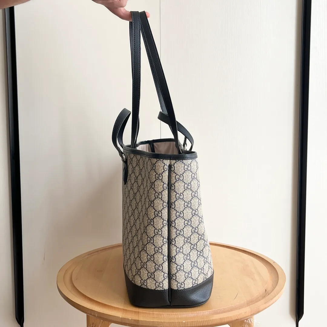 Actual shot #💰300 Model: 739730 Size: 38.5x28.5x15cm The GG Ophidia series is still one of Gucci’s iconic handbags. The brand launches new styles every season, creating versatile accessories that suit every look. Two handles give this tote a multi-functional character, allowing it to be worn as a shoulder bag or as a handbag. As a classic design element, the Double G has been deeply embedded in the brand's design. On this handbag, it is presented in a dazzling manner, contrasting with the GG Supreme canvas and brown leather piping.