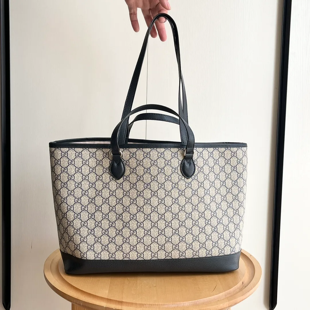 Actual shot #💰300 Model: 739730 Size: 38.5x28.5x15cm The GG Ophidia series is still one of Gucci’s iconic handbags. The brand launches new styles every season, creating versatile accessories that suit every look. Two handles give this tote a multi-functional character, allowing it to be worn as a shoulder bag or as a handbag. As a classic design element, the Double G has been deeply embedded in the brand's design. On this handbag, it is presented in a dazzling manner, contrasting with the GG Supreme canvas and brown leather piping.