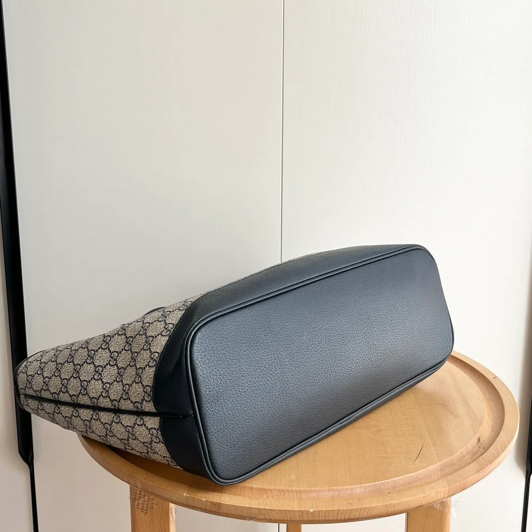 Actual shot #💰300 Model: 739730 Size: 38.5x28.5x15cm The GG Ophidia series is still one of Gucci’s iconic handbags. The brand launches new styles every season, creating versatile accessories that suit every look. Two handles give this tote a multi-functional character, allowing it to be worn as a shoulder bag or as a handbag. As a classic design element, the Double G has been deeply embedded in the brand's design. On this handbag, it is presented in a dazzling manner, contrasting with the GG Supreme canvas and brown leather piping.