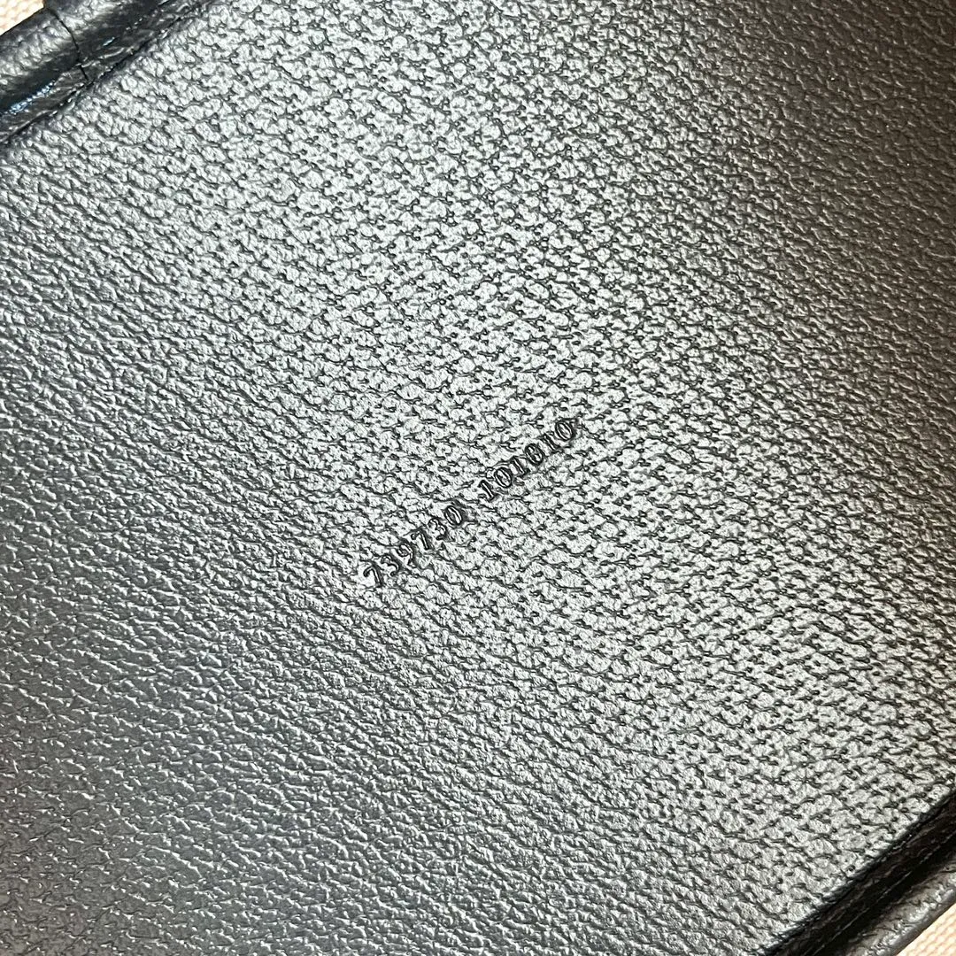 Actual shot #💰300 Model: 739730 Size: 38.5x28.5x15cm The GG Ophidia series is still one of Gucci’s iconic handbags. The brand launches new styles every season, creating versatile accessories that suit every look. Two handles give this tote a multi-functional character, allowing it to be worn as a shoulder bag or as a handbag. As a classic design element, the Double G has been deeply embedded in the brand's design. On this handbag, it is presented in a dazzling manner, contrasting with the GG Supreme canvas and brown leather piping.