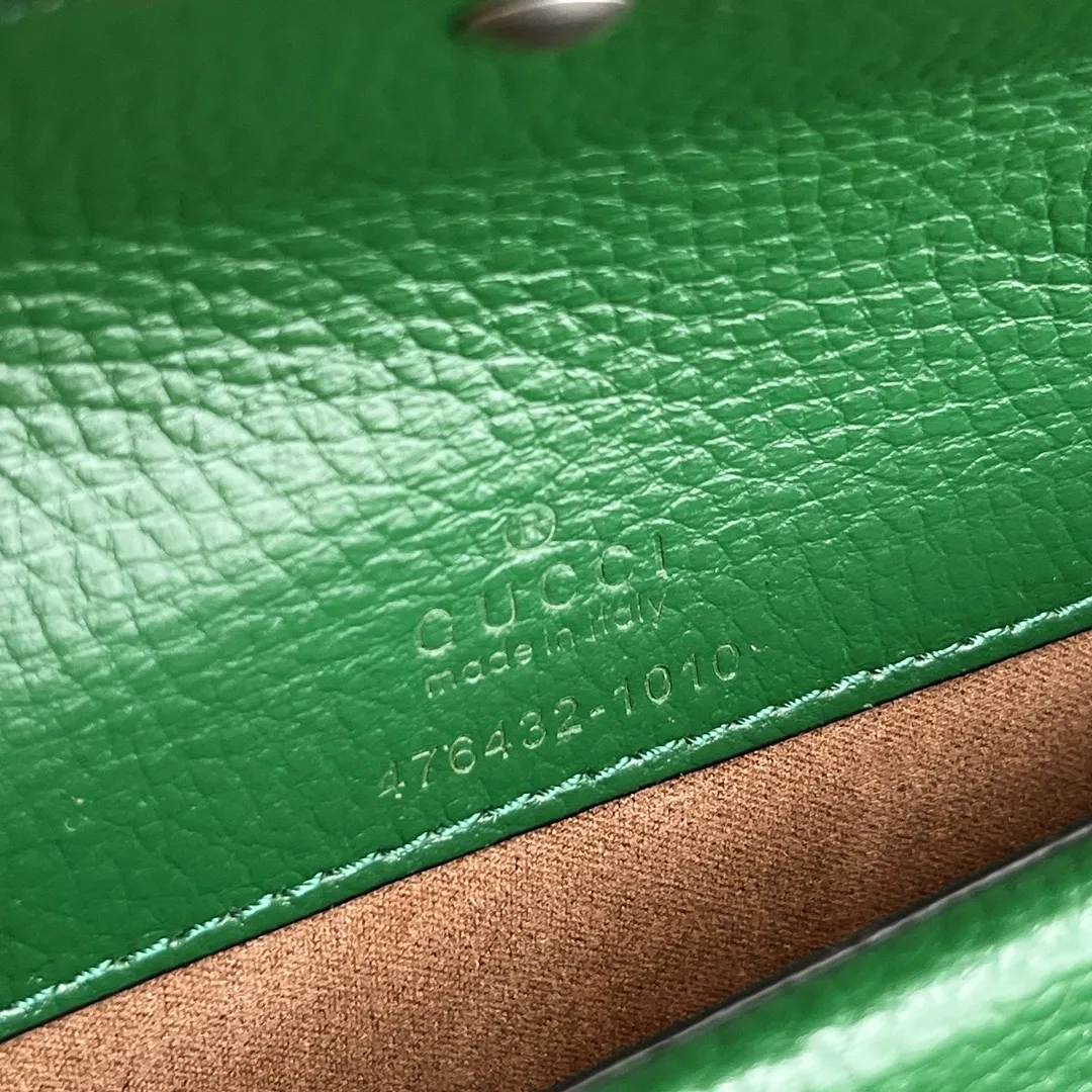 Actual shot #💰280 with box model: 476432 green leather size: 16.5x10x4.5cm 𝙂𝙪𝙘𝙘𝙞 𝘿𝙞𝙤𝙣𝙮𝙨𝙪𝙨 𝙈𝙞𝙣𝙞 16.5 Xiaogujia’s entry-level small bag is recommended. It’s not worth mentioning. It’s a classic model that can be said to be the symbol of Xiaogujia. The classic mini Dionysian buckle is paired with calfskin. This bag has a very high appearance rate. It is simply a tool for daily wear and is very popular on the street❗️