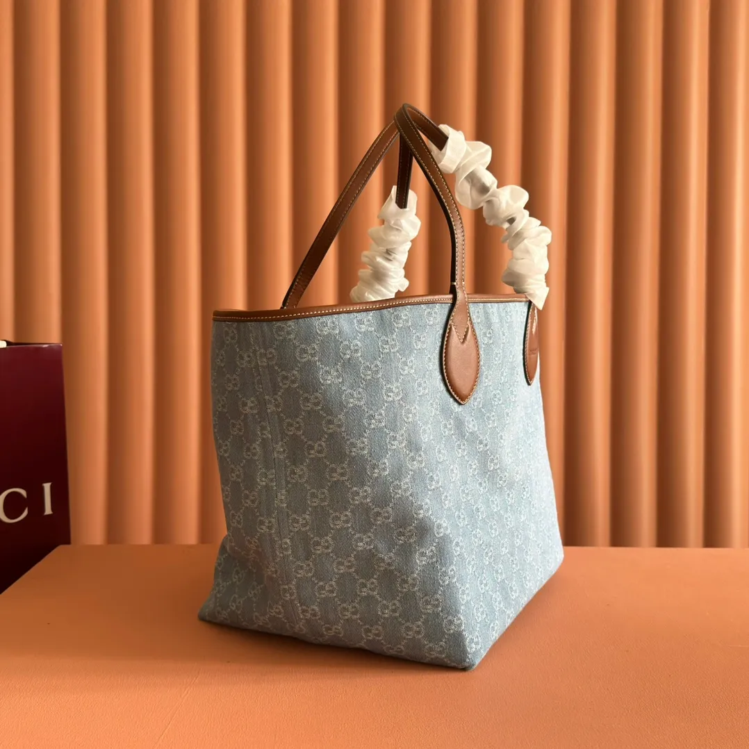 Pre-order 💋💋💋【Equipped with counter gift bag】The Gucci Totissima series combines the word "tote" with the superlative word "issima" in Italian, highlighting the practical function and timeless background of this handbag. This medium tote bag comes with a removable clutch. Blue GG denim Brown leather trim with contrasting stitching Blue cotton and linen lining Detachable clutch: 21.5 cm (W) x 12.5 cm (H) Top handle (21 cm H) Model: 820481. Dimensions: 30.5cm (width) x 28cm (height) x 27cm (depth) Color: Gray denim/original leather. Weight: approx. 0.6kg Made in Italy