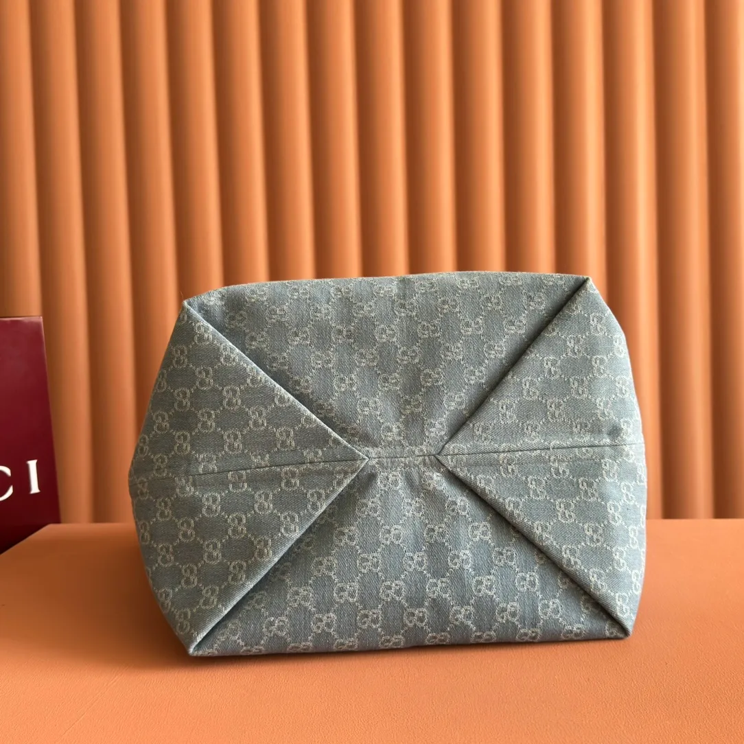 Pre-order 💋💋💋【Equipped with counter gift bag】The Gucci Totissima series combines the word "tote" with the superlative word "issima" in Italian, highlighting the practical function and timeless background of this handbag. This medium tote bag comes with a removable clutch. Blue GG denim Brown leather trim with contrasting stitching Blue cotton and linen lining Detachable clutch: 21.5 cm (W) x 12.5 cm (H) Top handle (21 cm H) Model: 820481. Dimensions: 30.5cm (width) x 28cm (height) x 27cm (depth) Color: Gray denim/original leather. Weight: approx. 0.6kg Made in Italy