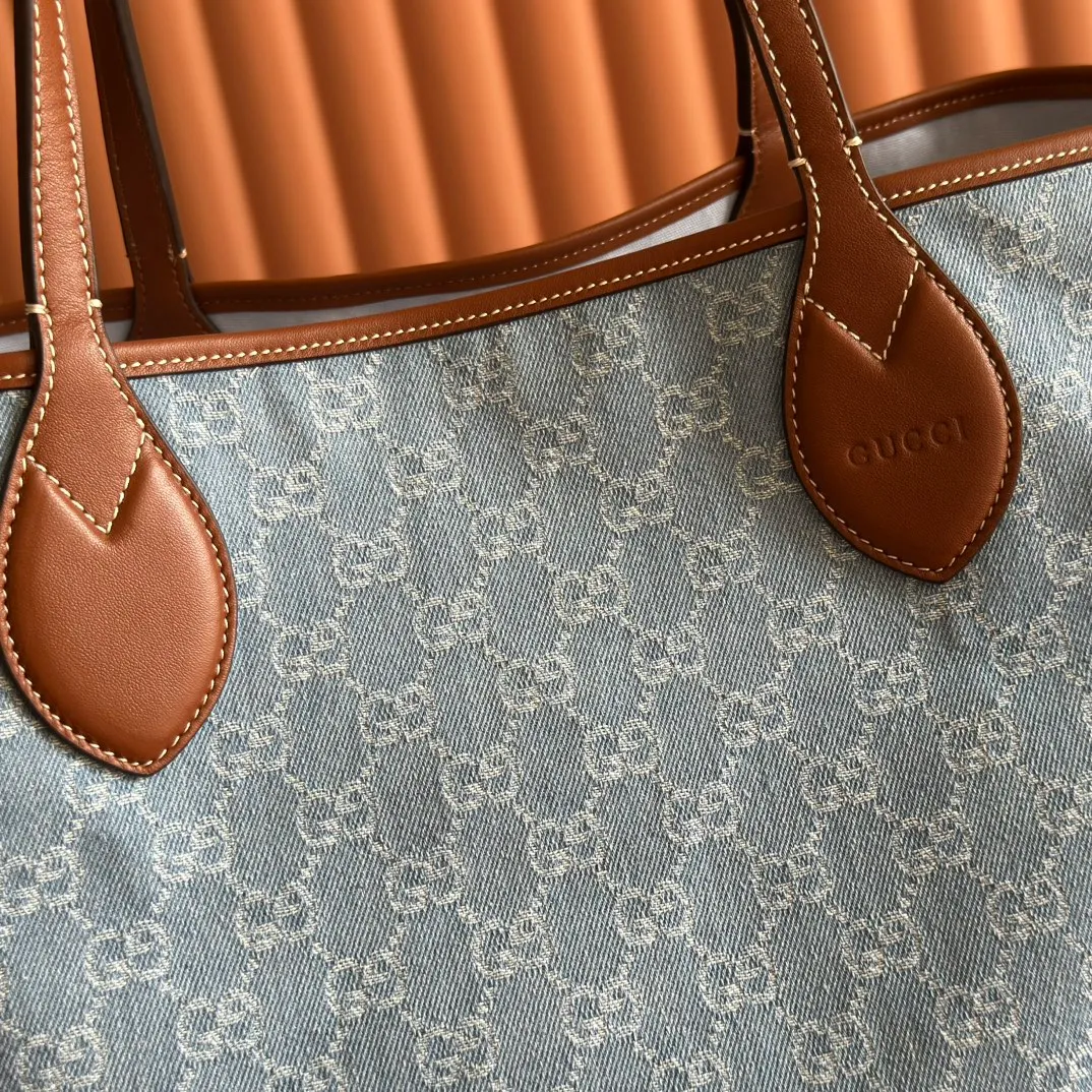 Pre-order 💋💋💋【Equipped with counter gift bag】The Gucci Totissima series combines the word "tote" with the superlative word "issima" in Italian, highlighting the practical function and timeless background of this handbag. This medium tote bag comes with a removable clutch. Blue GG denim Brown leather trim with contrasting stitching Blue cotton and linen lining Detachable clutch: 21.5 cm (W) x 12.5 cm (H) Top handle (21 cm H) Model: 820481. Dimensions: 30.5cm (width) x 28cm (height) x 27cm (depth) Color: Gray denim/original leather. Weight: approx. 0.6kg Made in Italy