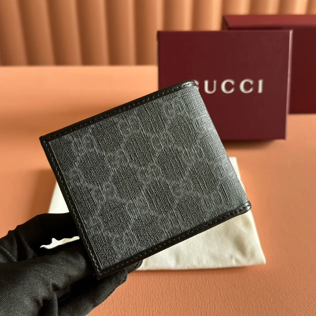 p320. 📣📣📣[Original leather accessories🌈Complete counter packaging]🔥🔥This simple and slender wallet is made of black GG Supreme canvas, decorated with tonal leather piping and an interlocking double G logo, highlighting the charm of a classic design. Black GG Supreme canvas, environmentally friendly material. Black leather trim. Viscose lining. Oval leather interlocking G plaque. Eight card compartments, two bill compartments. Size: 11*9cm Color: black/pvc. Model: 671652.