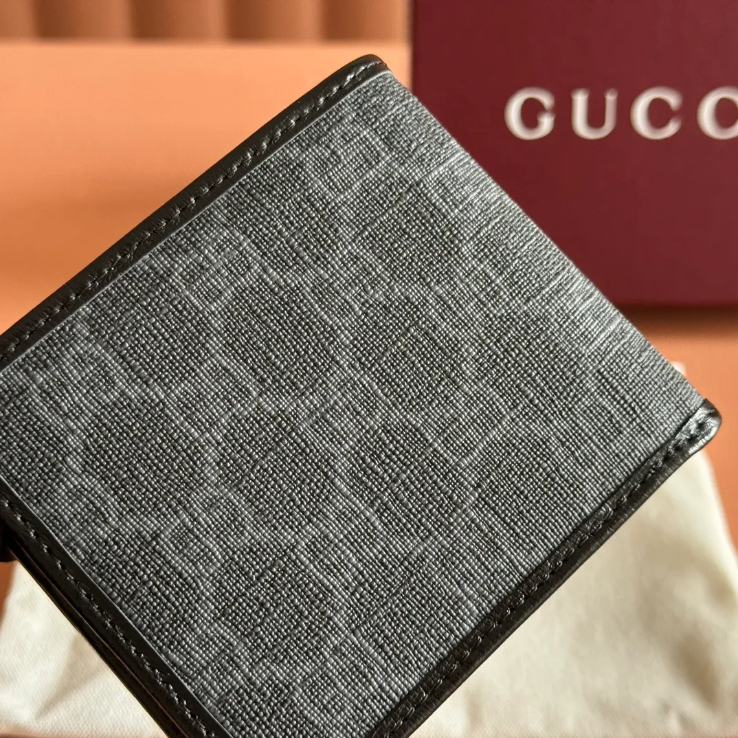 p320. 📣📣📣[Original leather accessories🌈Complete counter packaging]🔥🔥This simple and slender wallet is made of black GG Supreme canvas, decorated with tonal leather piping and an interlocking double G logo, highlighting the charm of a classic design. Black GG Supreme canvas, environmentally friendly material. Black leather trim. Viscose lining. Oval leather interlocking G plaque. Eight card compartments, two bill compartments. Size: 11*9cm Color: black/pvc. Model: 671652.