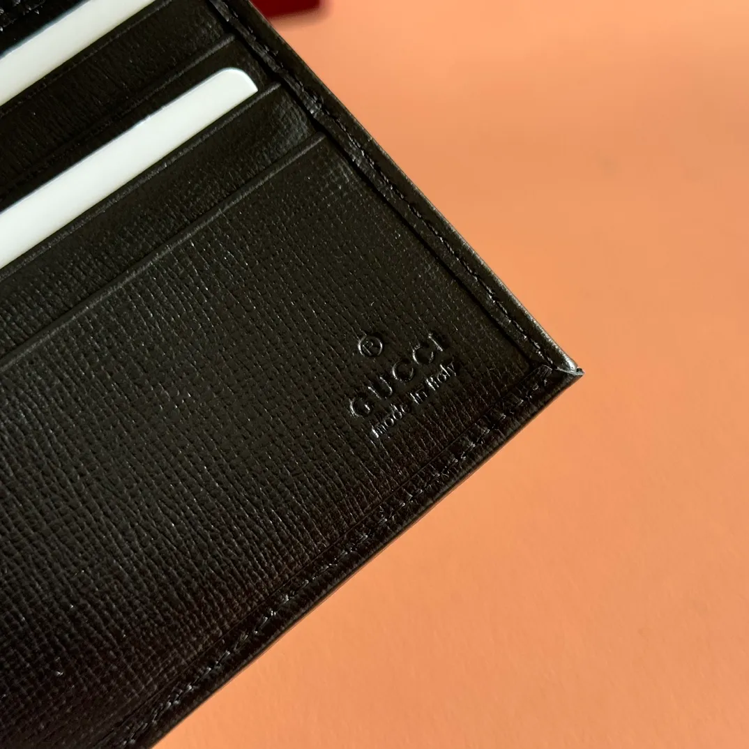 p320. 📣📣📣[Original leather accessories🌈Complete counter packaging]🔥🔥This simple and slender wallet is made of black GG Supreme canvas, decorated with tonal leather piping and an interlocking double G logo, highlighting the charm of a classic design. Black GG Supreme canvas, environmentally friendly material. Black leather trim. Viscose lining. Oval leather interlocking G plaque. Eight card compartments, two bill compartments. Size: 11*9cm Color: black/pvc. Model: 671652.