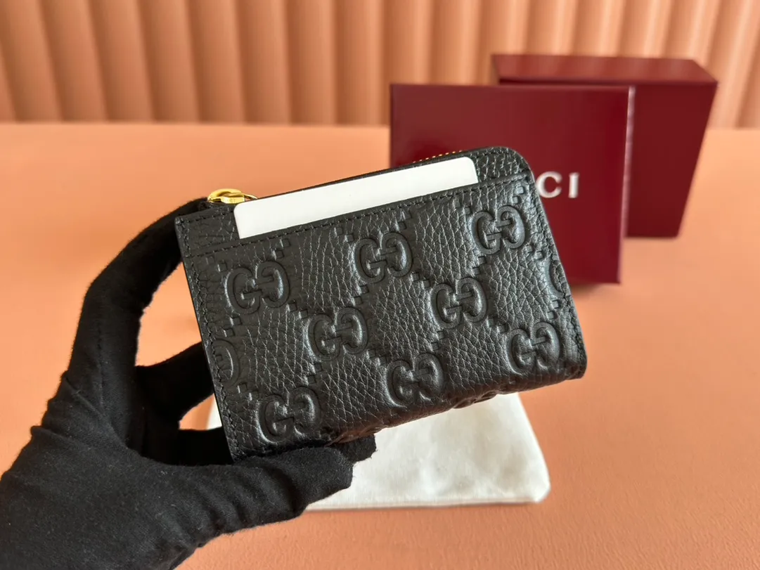 p420. 💋💋💋🔥"With full set of original green box packaging"🔥[New style] GG Emblem series super soft pink embossed/full pickup bag Model: 815936. Dimensions: 13 (length) x 8.5 (width) x 3cm (thickness) Color: black full leather/original leather. Made in Italy
