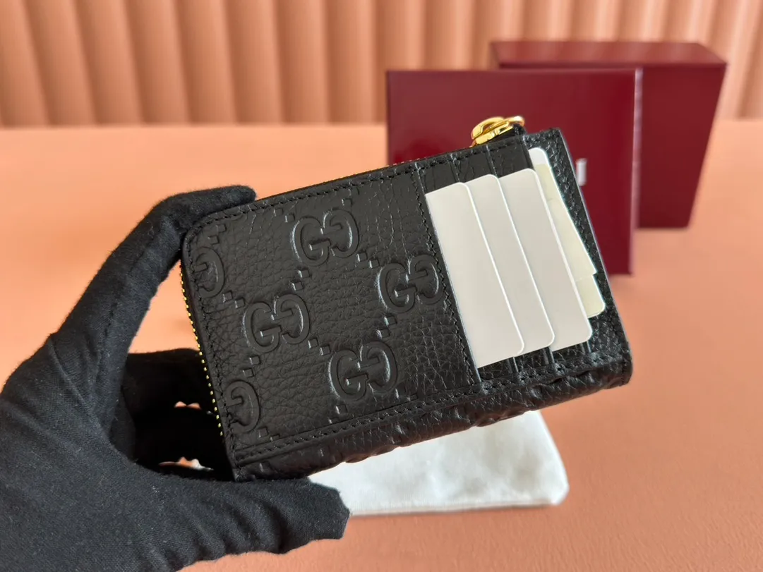 p420. 💋💋💋🔥"With full set of original green box packaging"🔥[New style] GG Emblem series super soft pink embossed/full pickup bag Model: 815936. Dimensions: 13 (length) x 8.5 (width) x 3cm (thickness) Color: black full leather/original leather. Made in Italy