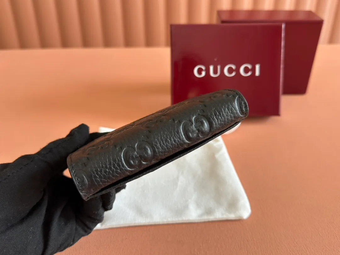 p420. 💋💋💋🔥"With full set of original green box packaging"🔥[New style] GG Emblem series super soft pink embossed/full pickup bag Model: 815936. Dimensions: 13 (length) x 8.5 (width) x 3cm (thickness) Color: black full leather/original leather. Made in Italy